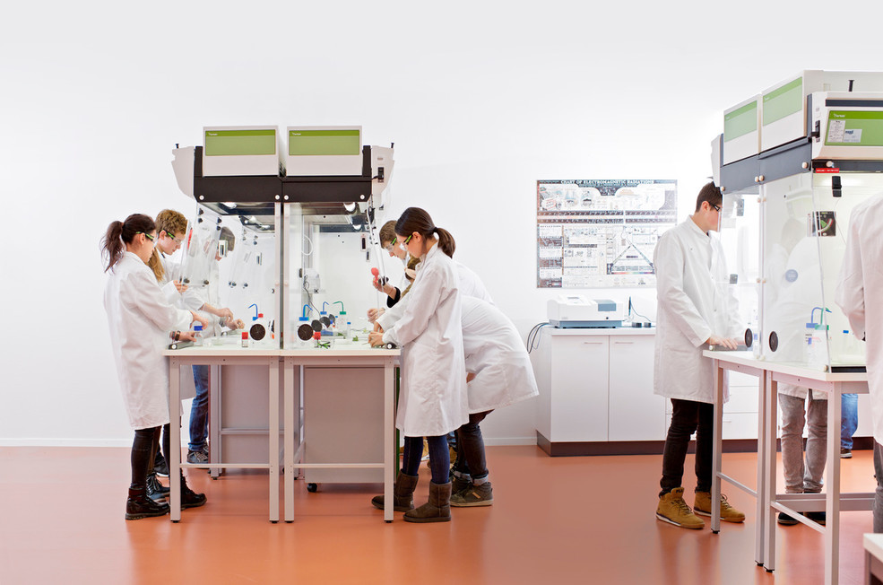 In the school laboratory iLab, students experience science through experimentation. (Photo: Paul Scherrer Institute/Markus Fischer)