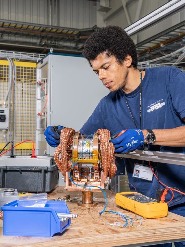 Henrique Garcia Rodrigues working on the magnet