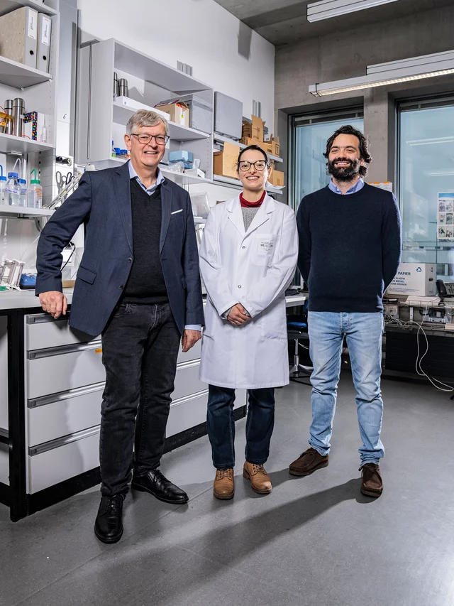 Gebhard Schertler (left), head of the Biology and Chemistry division, Diane Barret (middle), PhD student and study first author, who contributed to the cryo-electron microscopy work on the rod CNG channel and Jacopo Marino, lead author (right). 