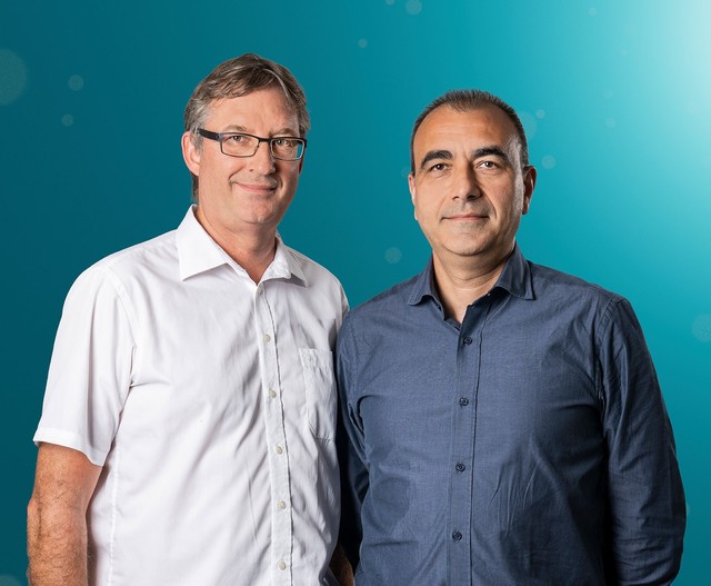 Michel Steinmetz (links) und Andrea Prota, einer seiner engsten Mitarbeiter im PSI-Labor für biomolekulare Forschung, untersuchen unter anderem, wo an den Mikrotubuli neue Wirkstoffe andocken können, um schwere Krankheiten zu bekämpfen.