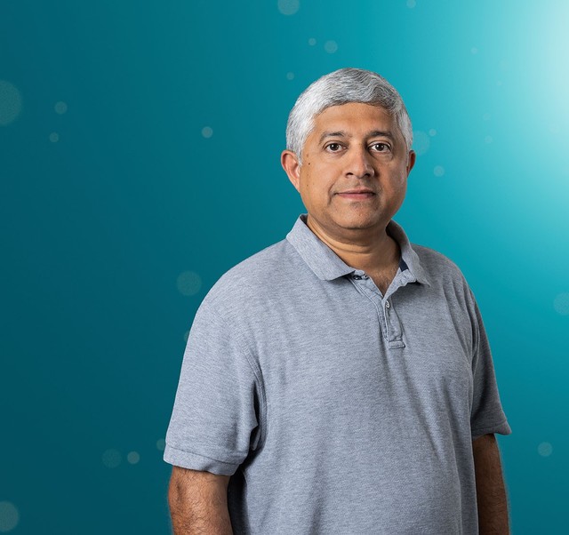 G. V. Shivashankar, Leiter des PSI-Labors für Biologie im Nanobereich, nutzt die Möglichkeiten der künstlichen Intelligenz, um Muster und Auffälligkeiten in der Art der Verpackung der DNA in den Zellkernen zu entdecken.