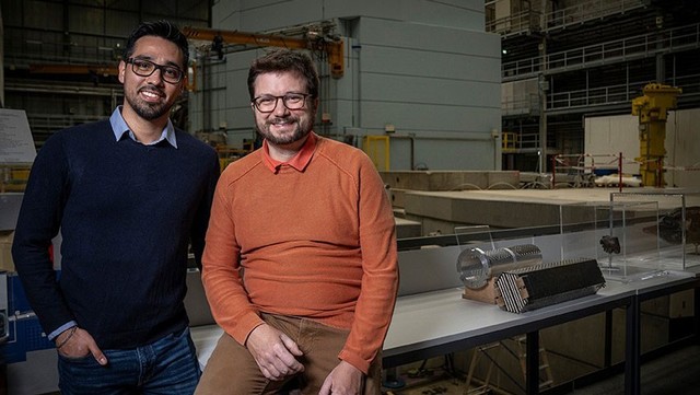 Eric Ricardo Carreon Ruiz (links) und Pierre Boillat vor einem Teil der Schweizer Spallations-Neutronenquelle SINQ des PSI. Dort, an der Experimentierstation BOA, führten sie ihre Untersuchungen durch.