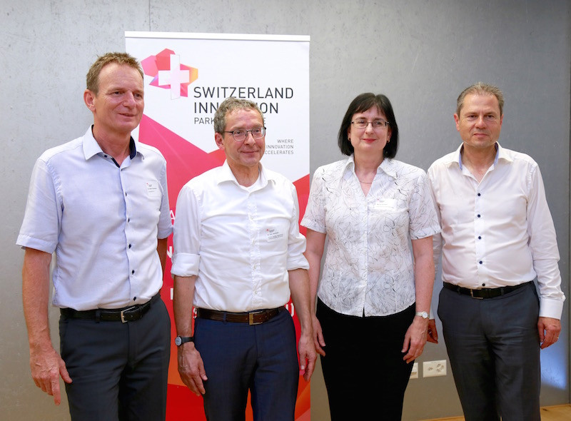 (From left to right) Dr. Benno Rechsteiner, CEO innovAARE AG, Dr. Urs Hofmann, Head of the Department of Economics and Internal Affairs of the Canton of Aargau, Maria Gumann, Chairwoman of the Executive Board of CPV/CAP Pensionskasse Coop, Dr. Remo Lütolf, Chairman of the Board of Directors of innovAARE AG.