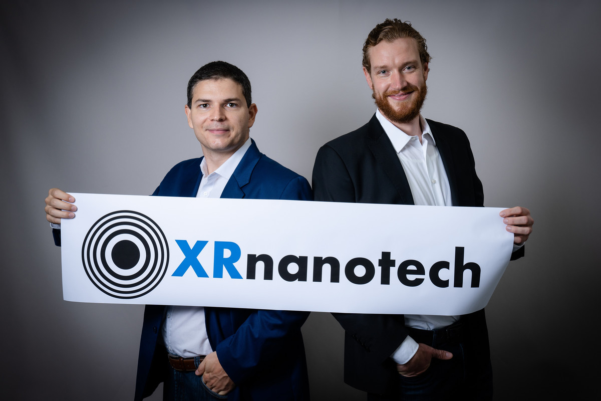 Dr. Gergely Huszka (l) et Dr. Florian Döring (r) collaborent avec une équipe motivée au succès de la start-up XRnanotech.