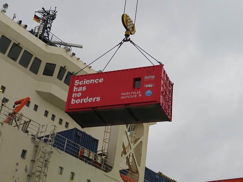 Offloading the atmospheric measurement container in Bremerhaven