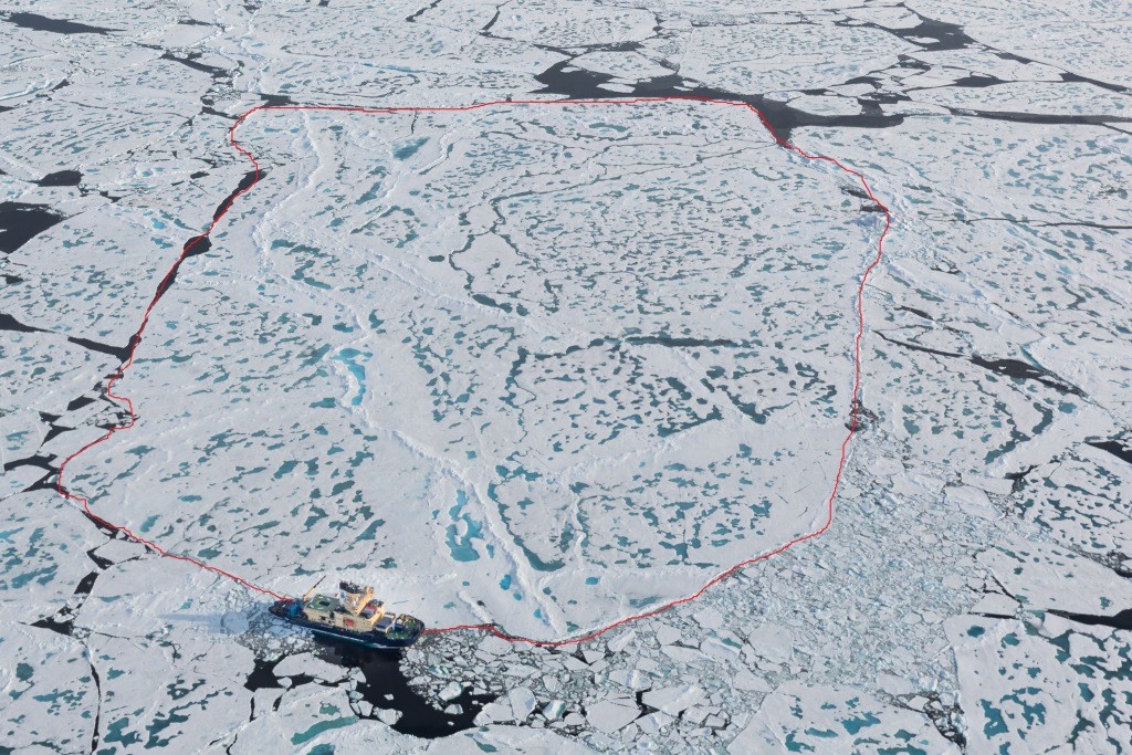 The ice floe with Oden moored to it. (credits: SPRS)