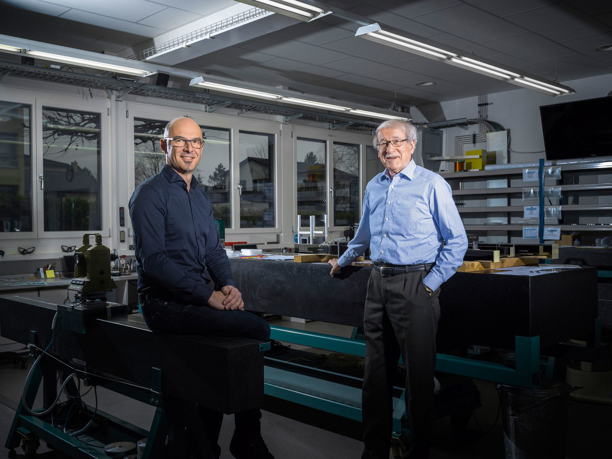 Christian Schanzer (à gauche), directeur d’exploitation, et Albert Furrer, l’un des cofondateurs de l’entreprise, dans la halle de production de SwissNeutronics. (Photo: Scanderbeg Sauer Photography)