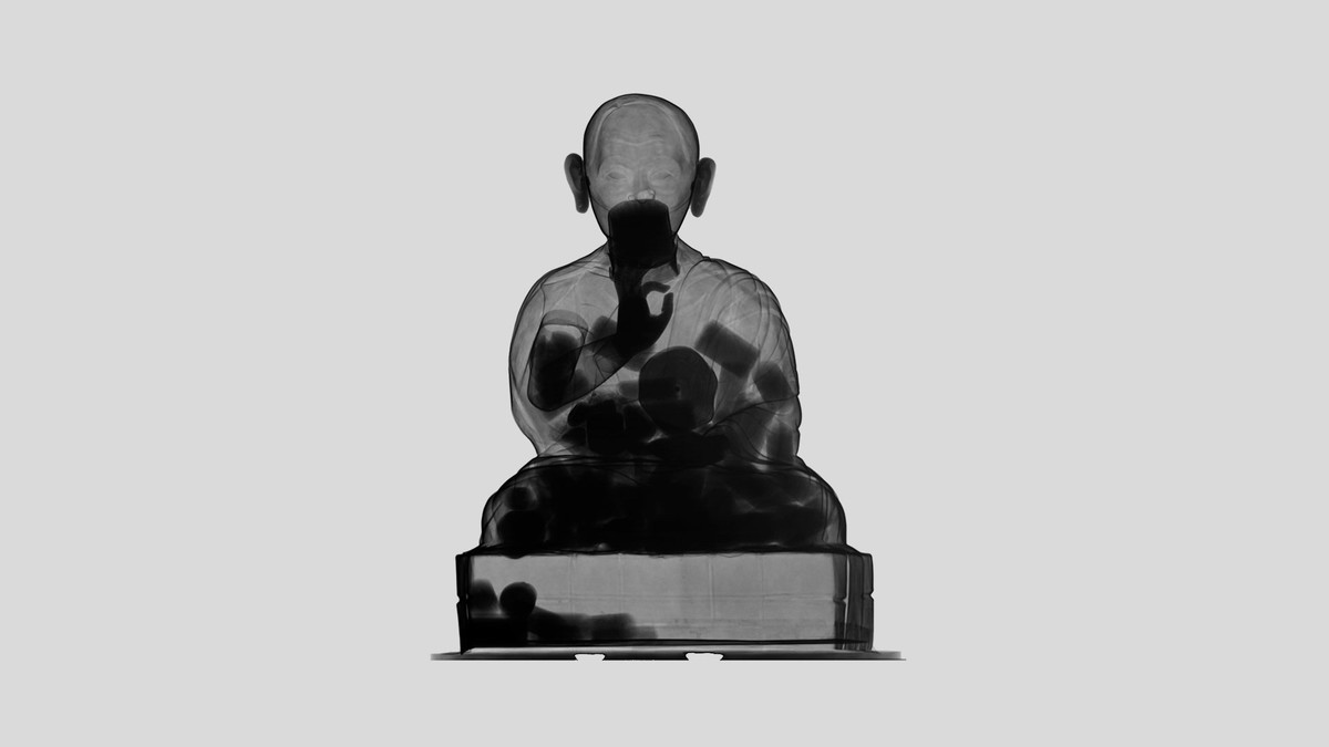 Tibetische Figur, aus Bronze und Silber gefertigt. Das Neutronenbild zeigt viele kleine Schriftrollen mit buddhistischen Texten, die sich im Hohlraum der Figur befinden.
(Bild: Paul Scherrer Institut / Gruppe Neutronenradiografie und Aktivierung)