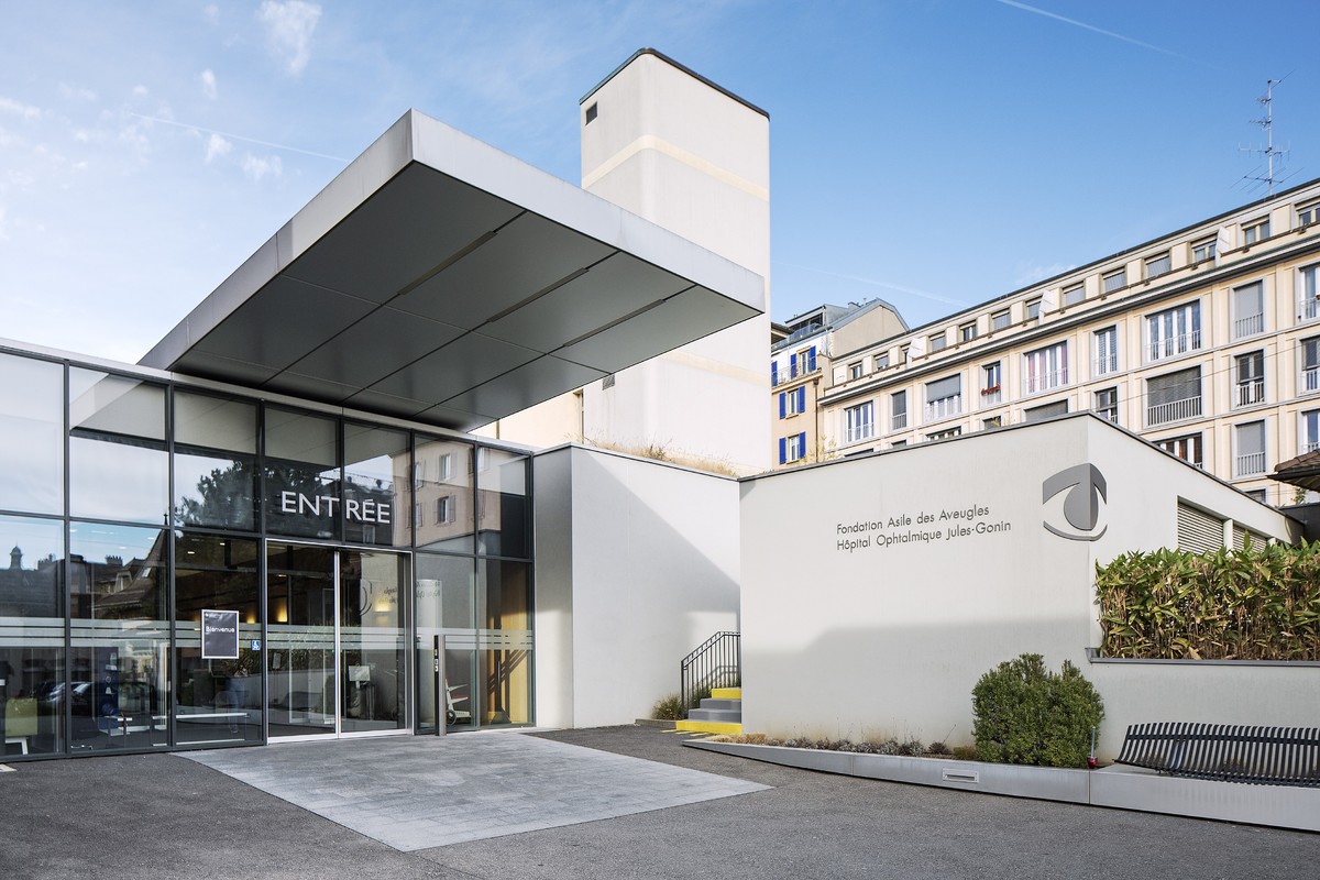Der Eingang zur Jules-Gonin-Augenklinik in Lausanne. (Foto: Scanderbeg Sauer Photography)