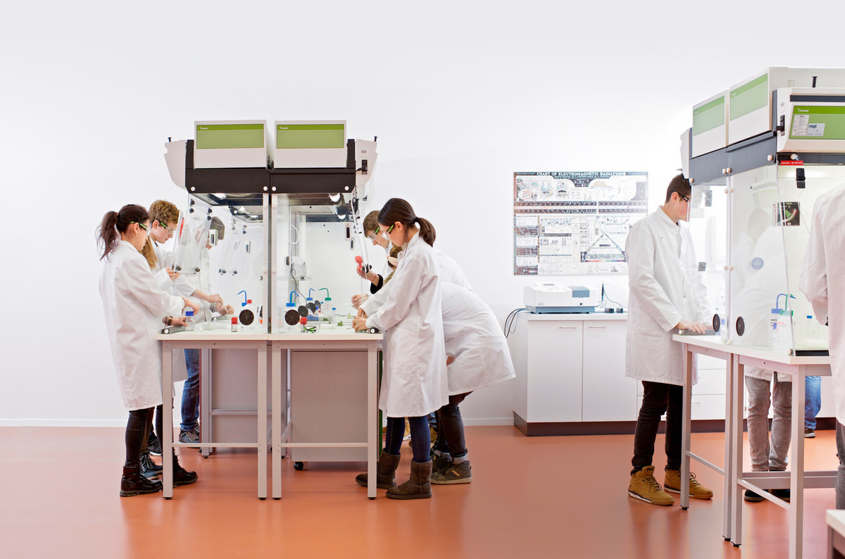 Dans le laboratoire des élèves iLab, les élèves font l'expérience de la science par l'expérimentation. (Photo: Institut Paul Scherrer/Markus Fischer)