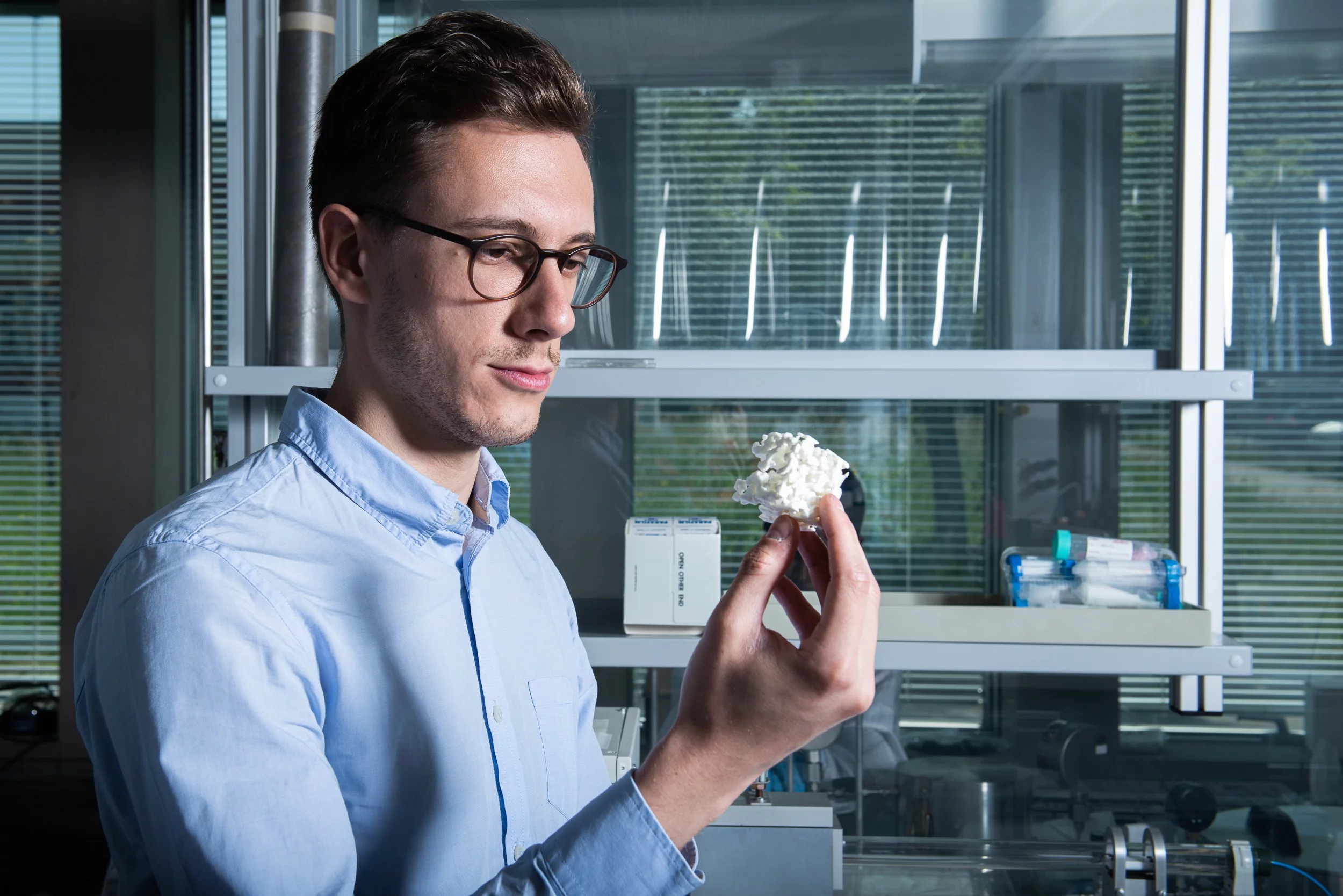 Paolo Testa mit einem Modell der prinzipiellen Struktur des formerinnernden Materials