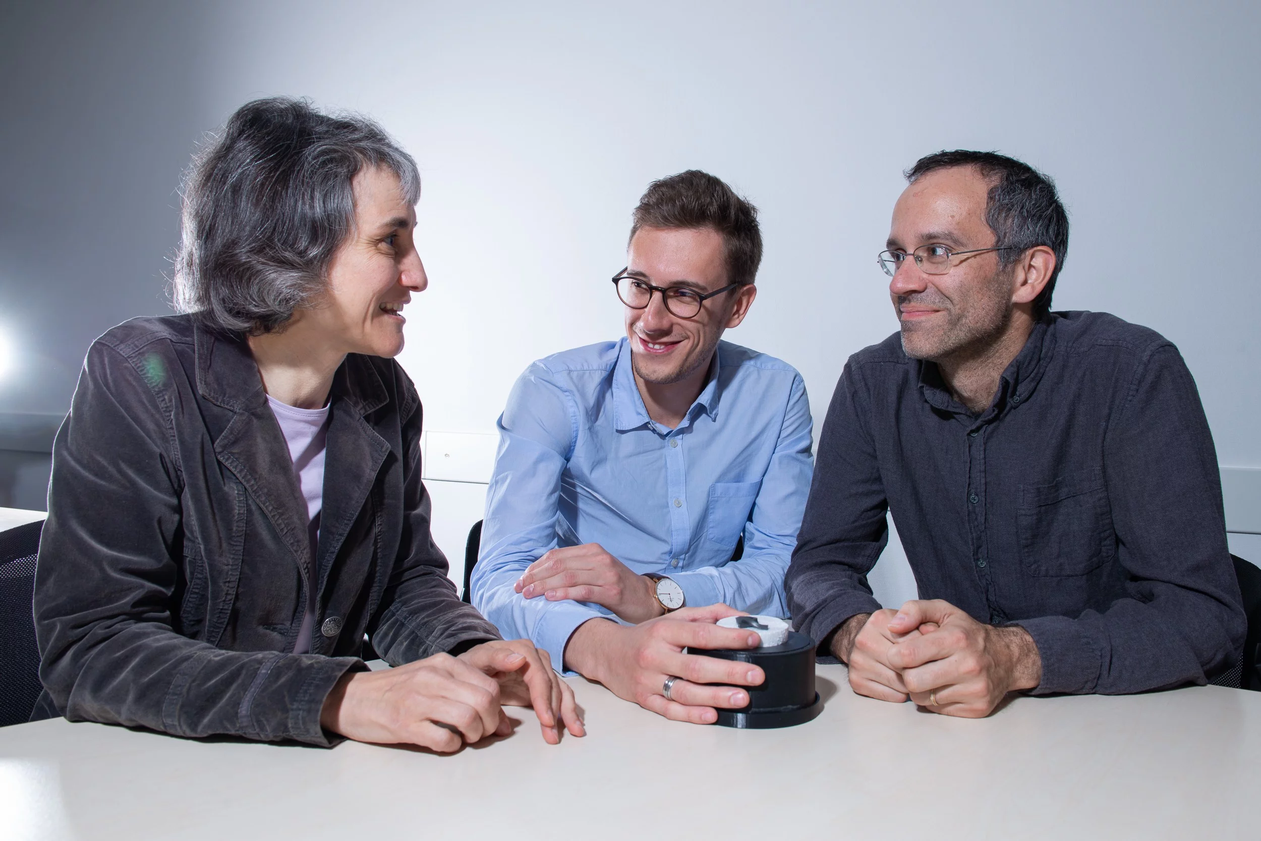 Streifen des neuen Materials im Magnetfeld