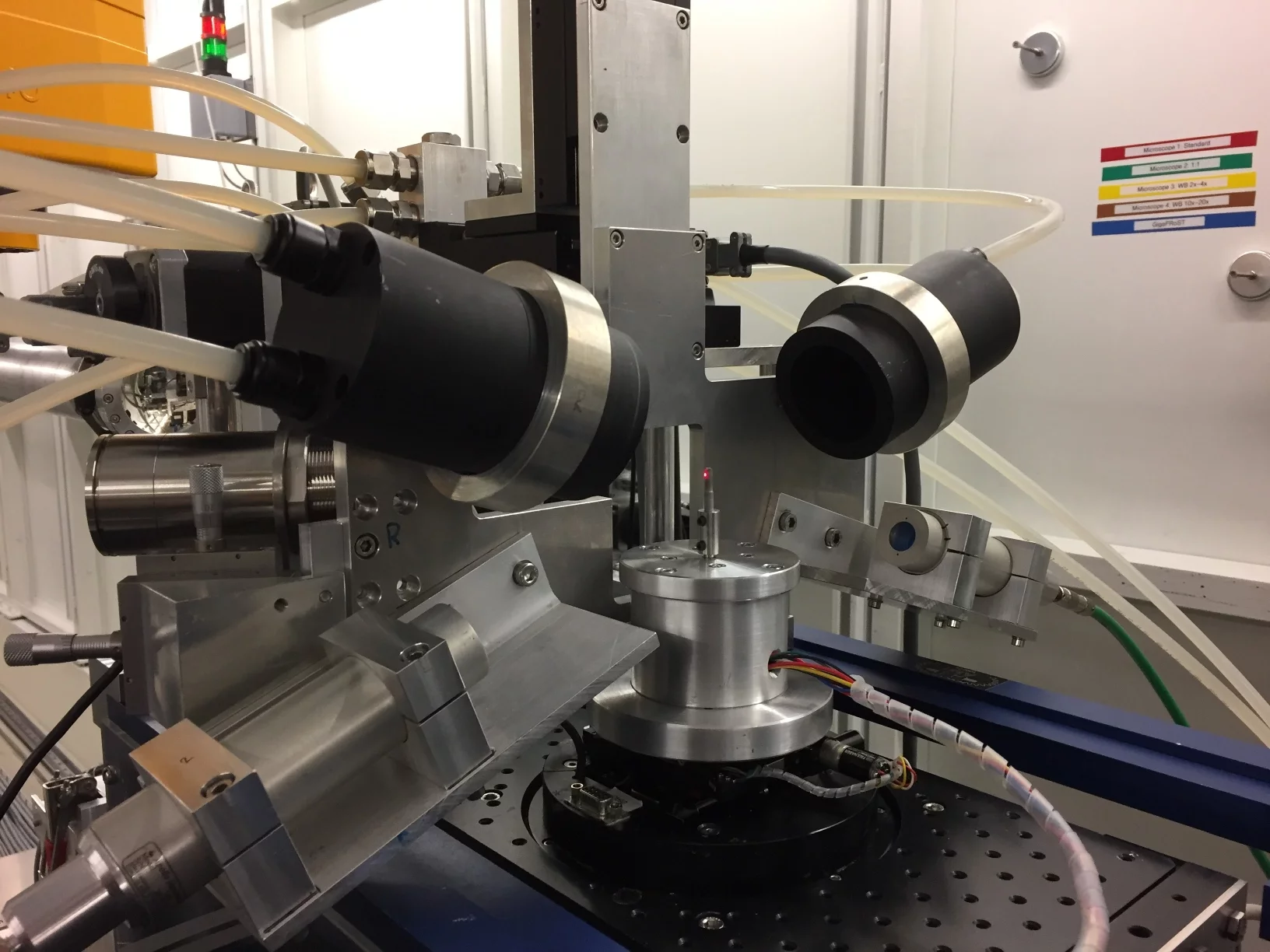 Sample rotation stage for high-speed tomography