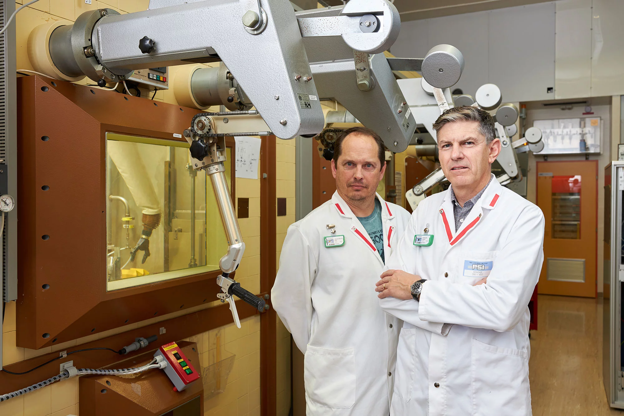 Roger Schibli und Nicholas van der Meulen in einem Hotlabor