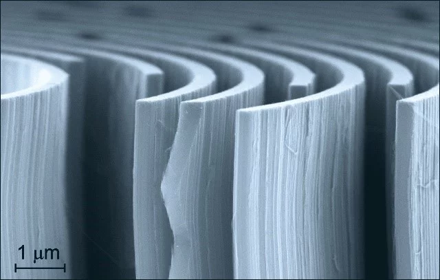 Ultra-high aspect ratio silicon nanostructure