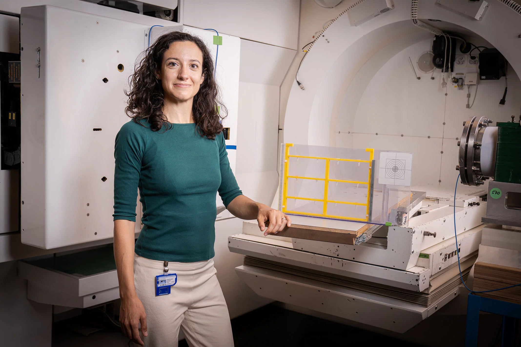 Serena Psoroulas avec le dispositif de test dans la Gantry 1