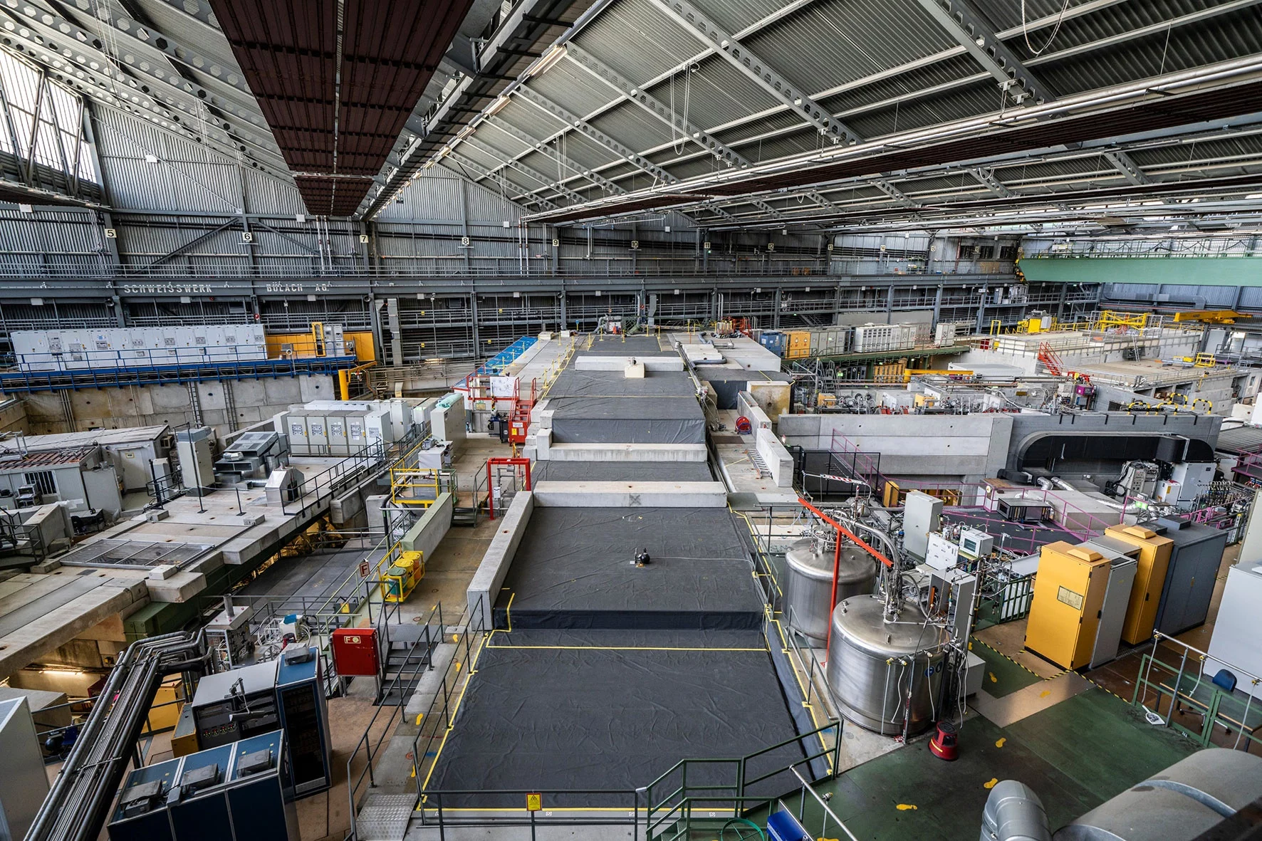 In the experiment hall, target M in the front and target E in the back are located under the dark covers in the middle of the picture. 