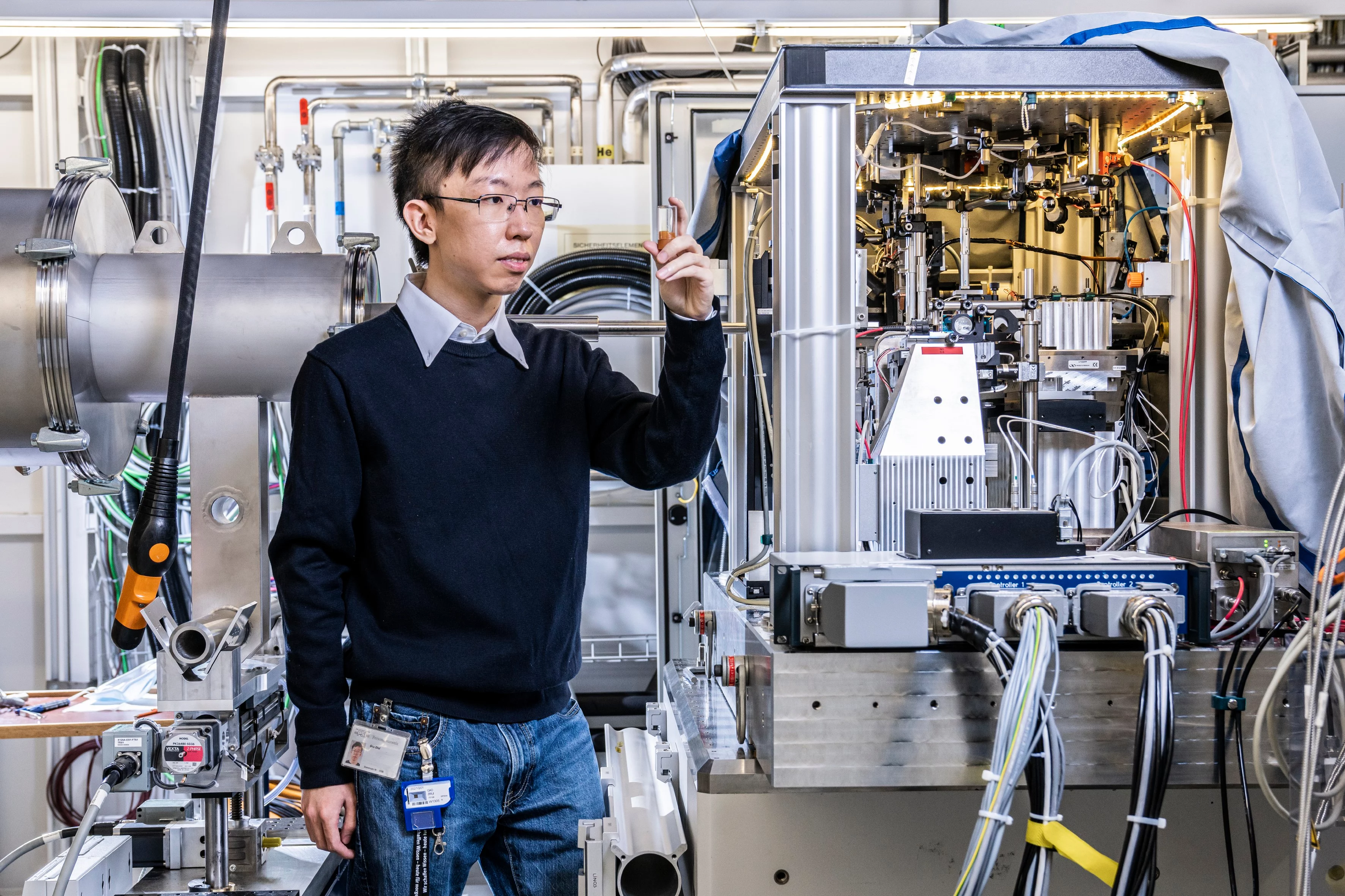 Zirui Gao, Forscher am PSI, hat für experimentelle Untersuchungen einen neuen Algorithmus entwickelt, der die Dauer bestimmter Messungen, die sonst zu langwierig wären, deutlich verkürzt.