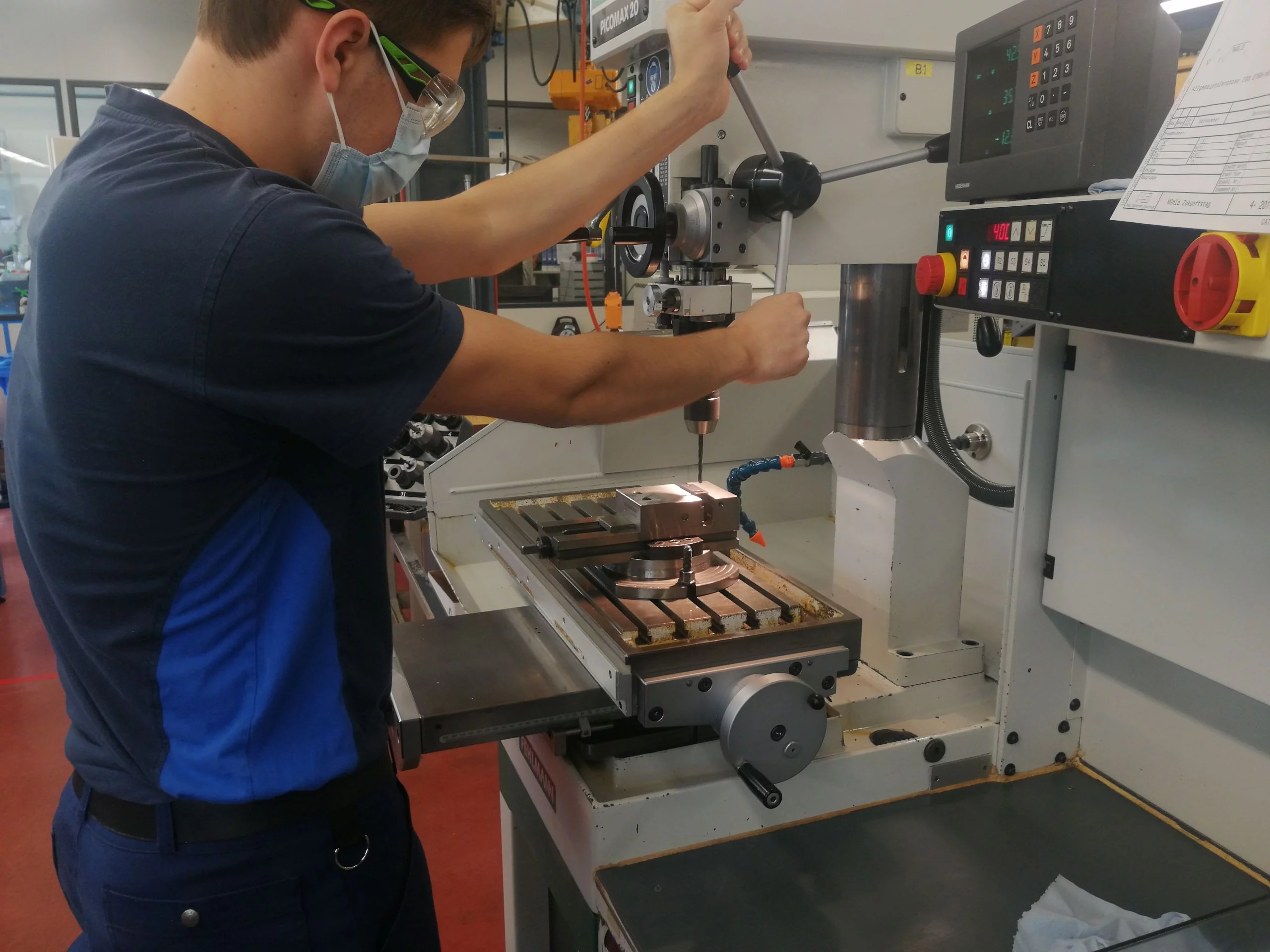 Joel beim Modul Manuelle Fertigung