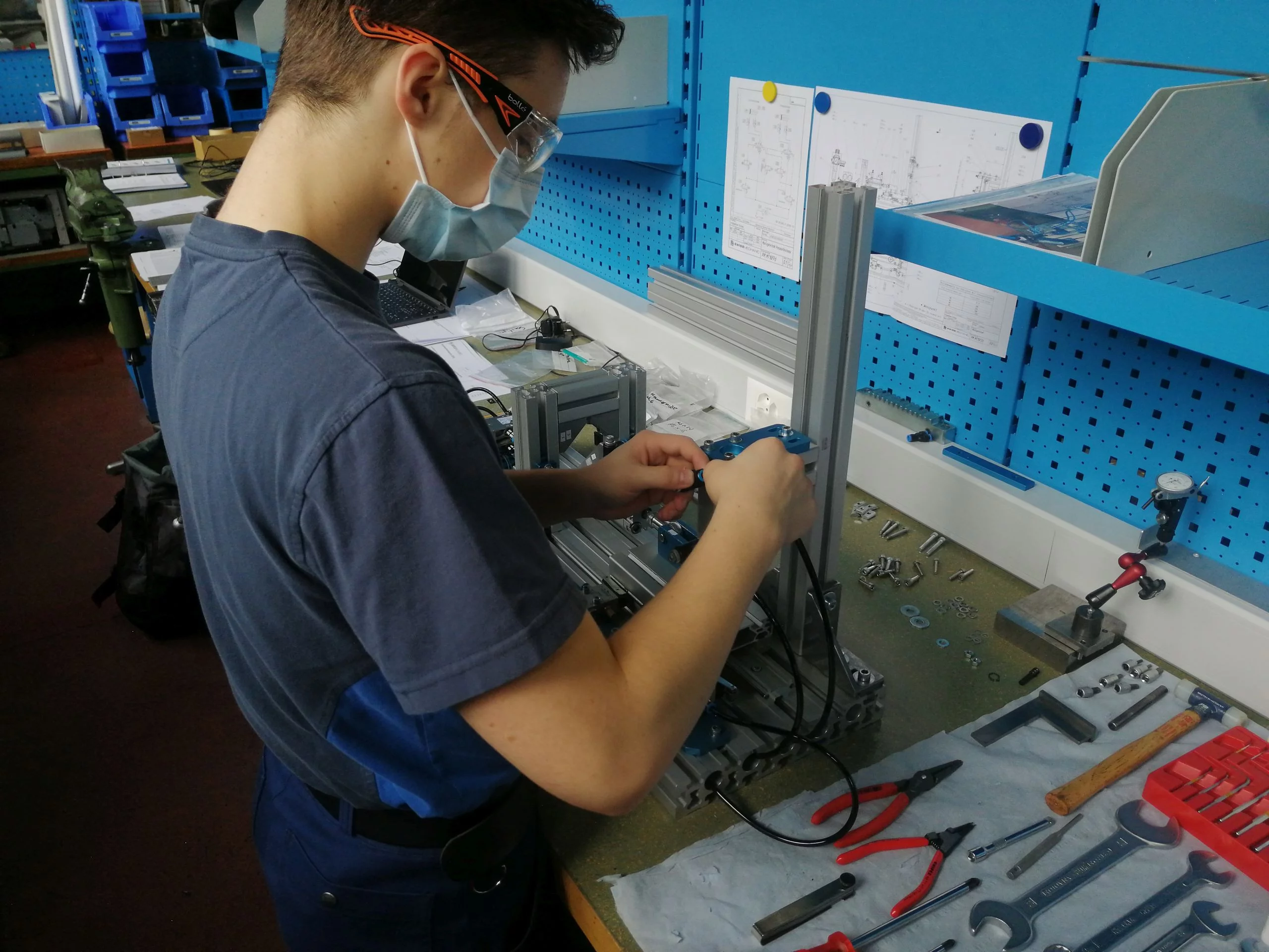 Daniel beim Modul Montagetechnik