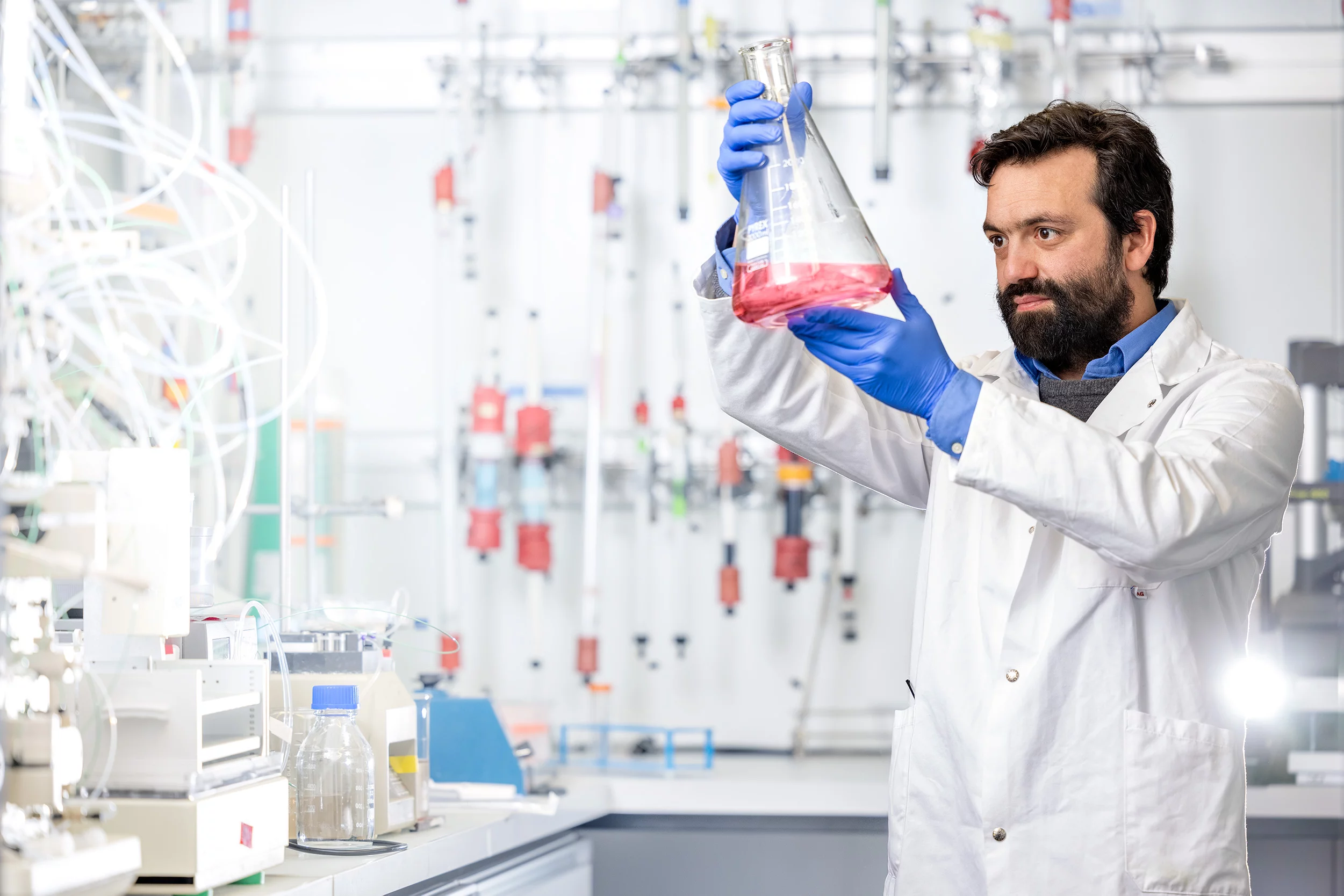 Jacopo Marino, biologiste au PSI, en train de vérifier la bonne croissance de ses cultures cellulaires, ou sont produites des protéines de coronavirus pour l’Hôpital universitaire de Zurich.