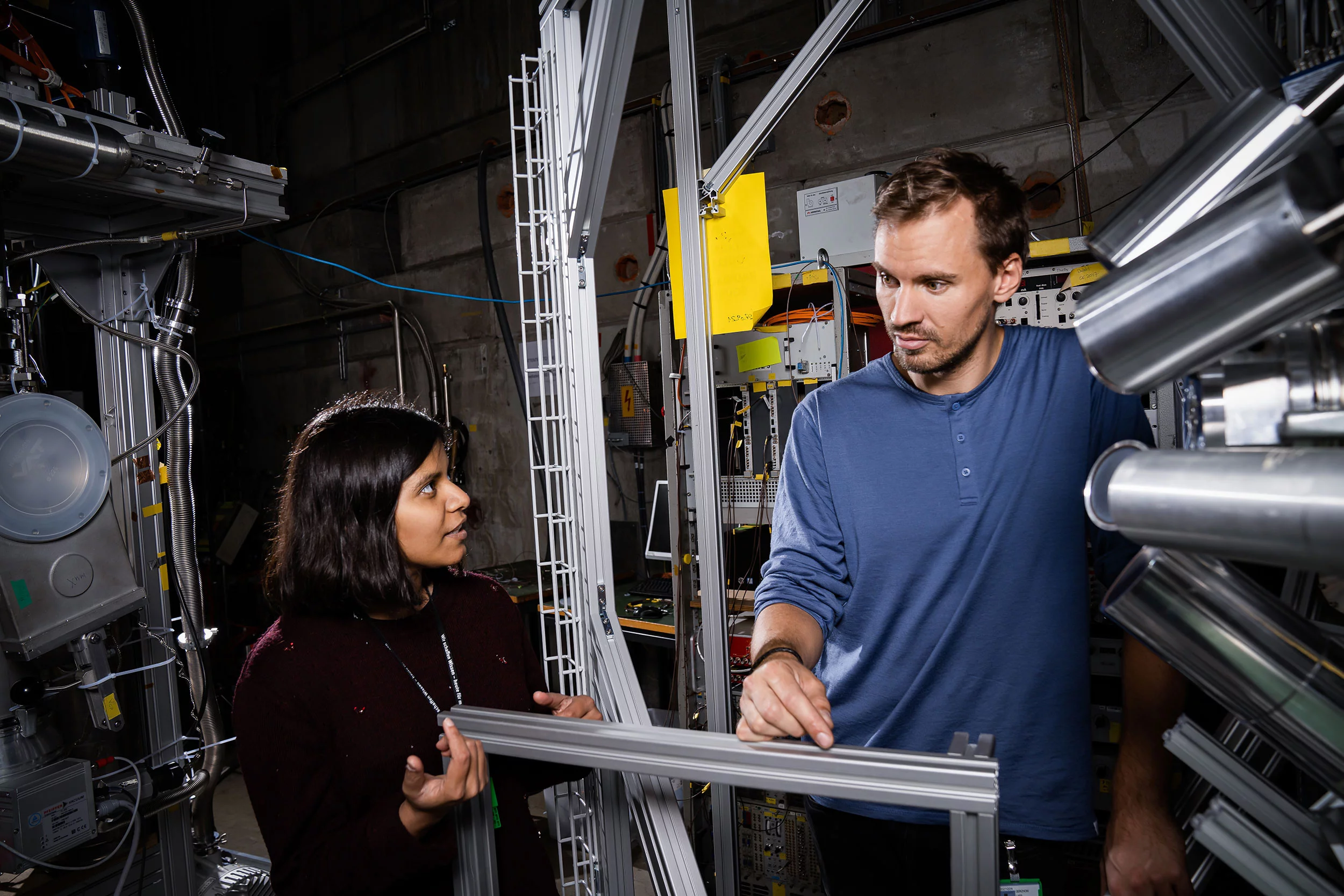 Sayani Biswas und Lars Gerchow besprechen an der Myonen-Strahllinie das anstehende Experiment.