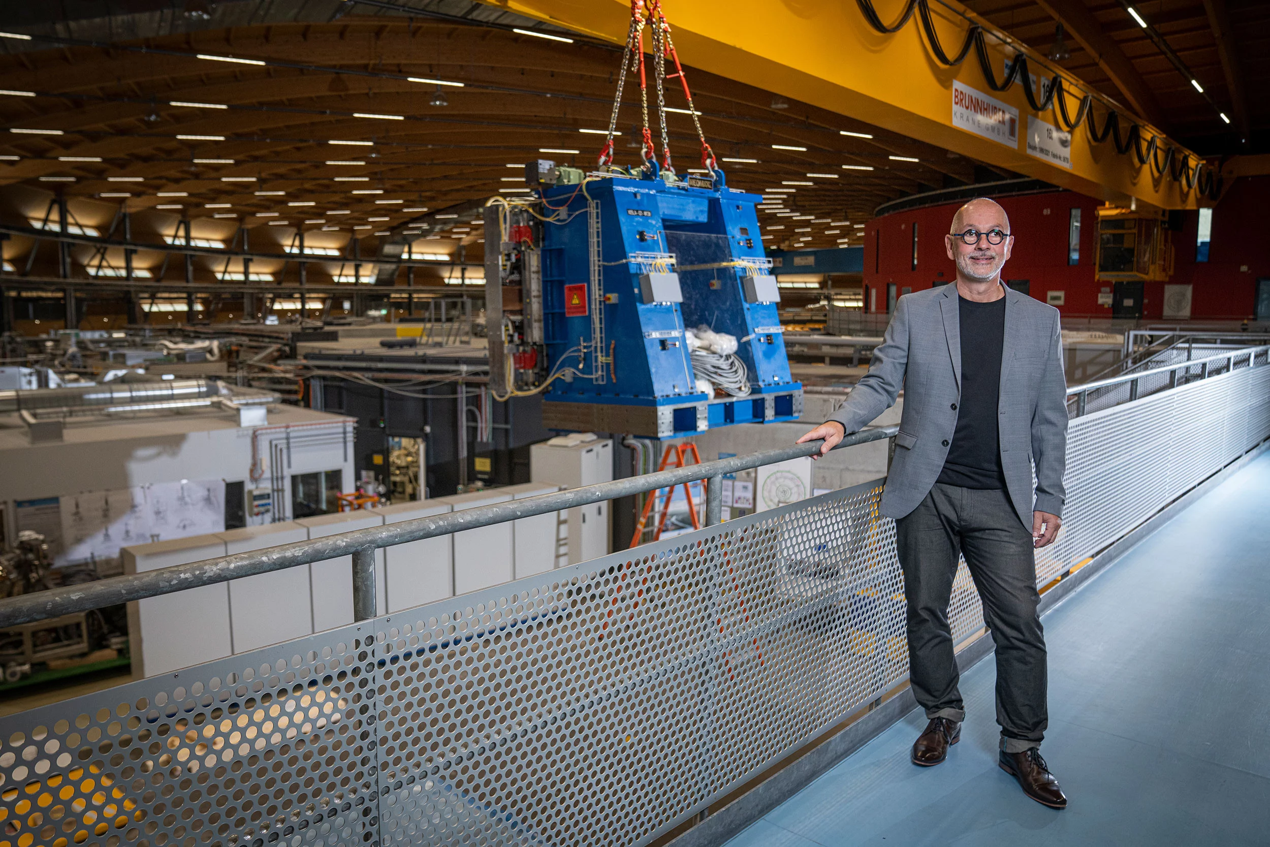 Thomas Schmidt in der Halle der Synchrotron Lichtquelle Schweiz SLS.