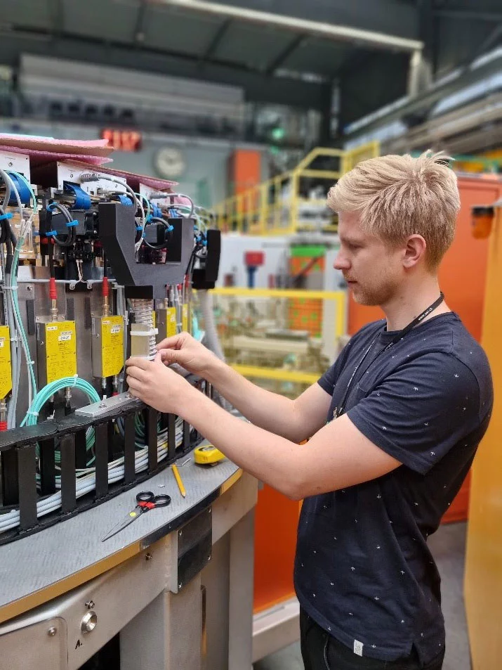 Dr. Øystein Slagtern Fjellvåg during the commissioning of the wide angle detector of DMC
