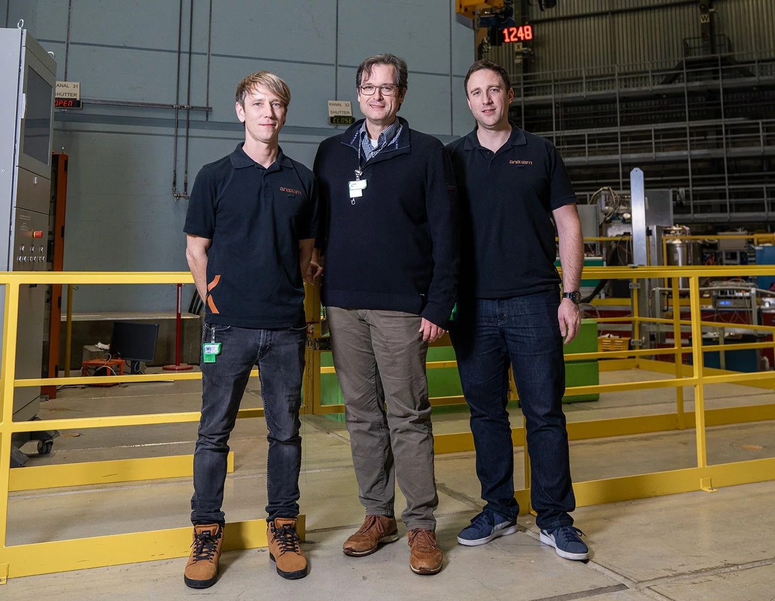 Phillippe Würsch (links) und Matthias Wagner (rechts) von ANAXAM schätzen die gute und enge Zusammenarbeit mit David Mannes vom PSI, die auch im Fall der Untersuchungen von Bremskolben erfolgreich verlief. (Foto: Paul Scherrer Institut/Mahir Dzambegovic)