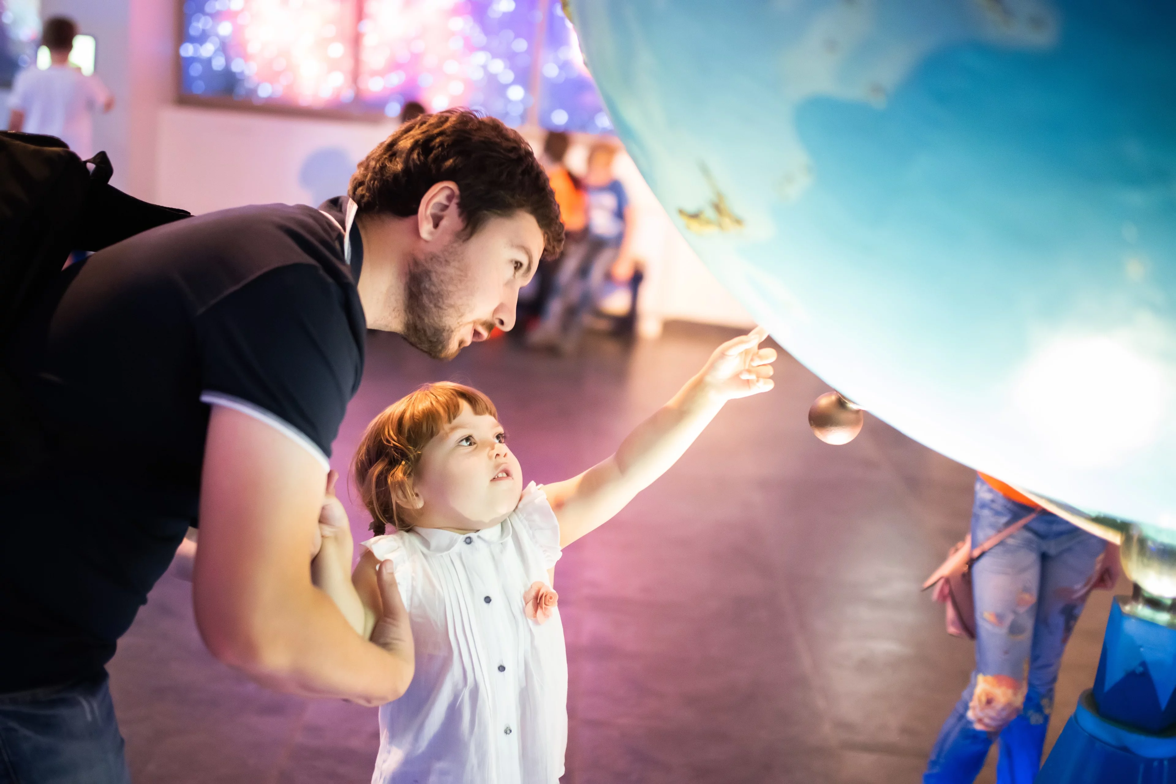 father_and_daughter_with_globe