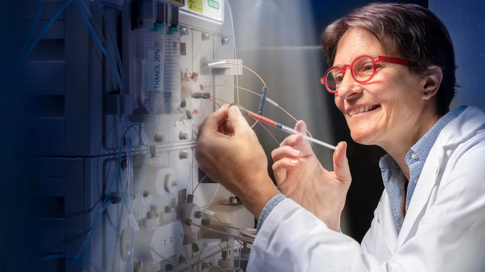 PSI-Forscherin Valérie Panneels reinigt das rote Protein Rhodopsin, um es später am Freie-Elektronen-Röntgenlaser SwissFEL zu untersuchen.
