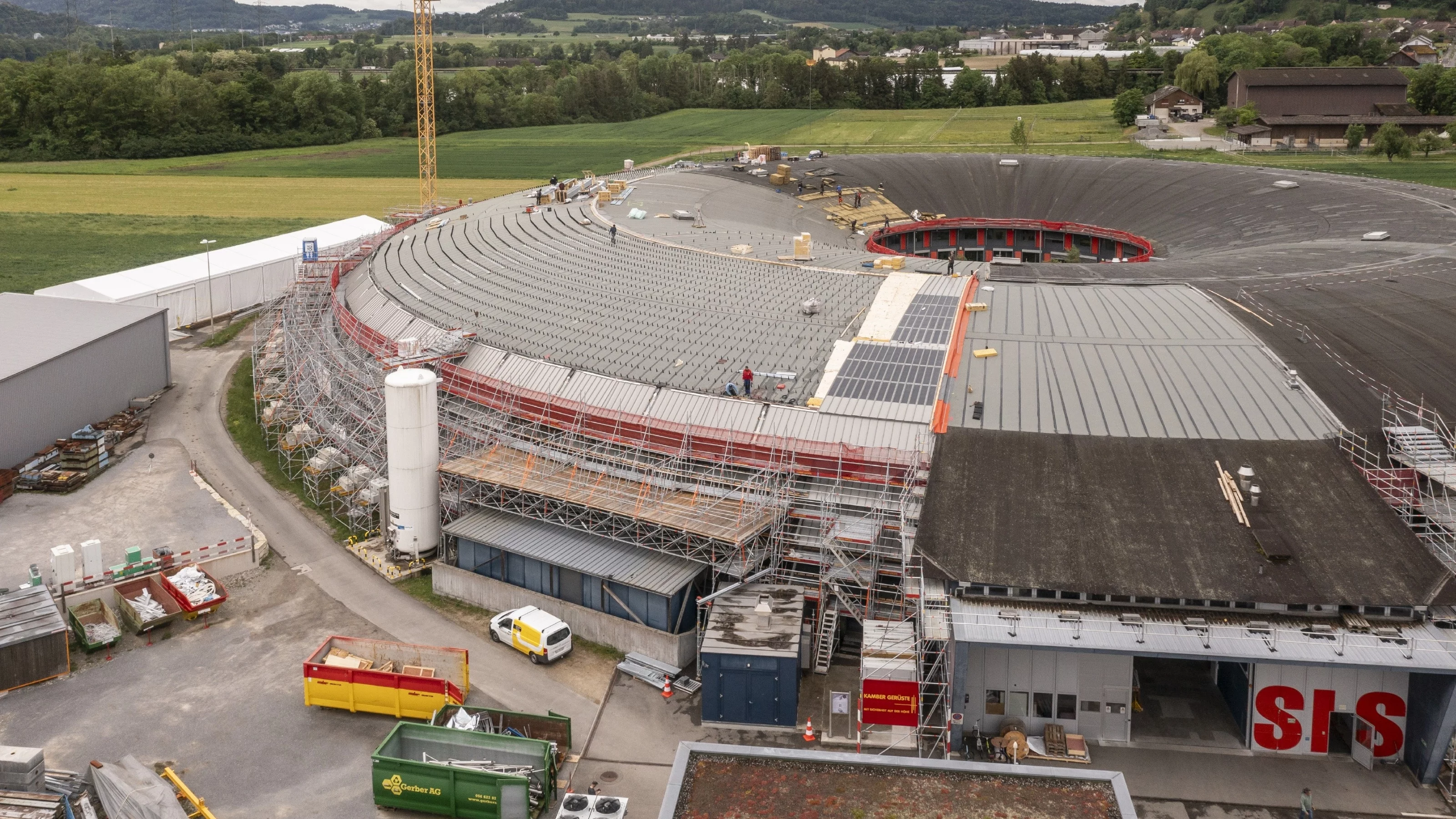 Das runde Gebäude der Synchrotron Lichtquelle Schweiz SLS ist zu einem Drittel von einem Baugerüst umgeben.