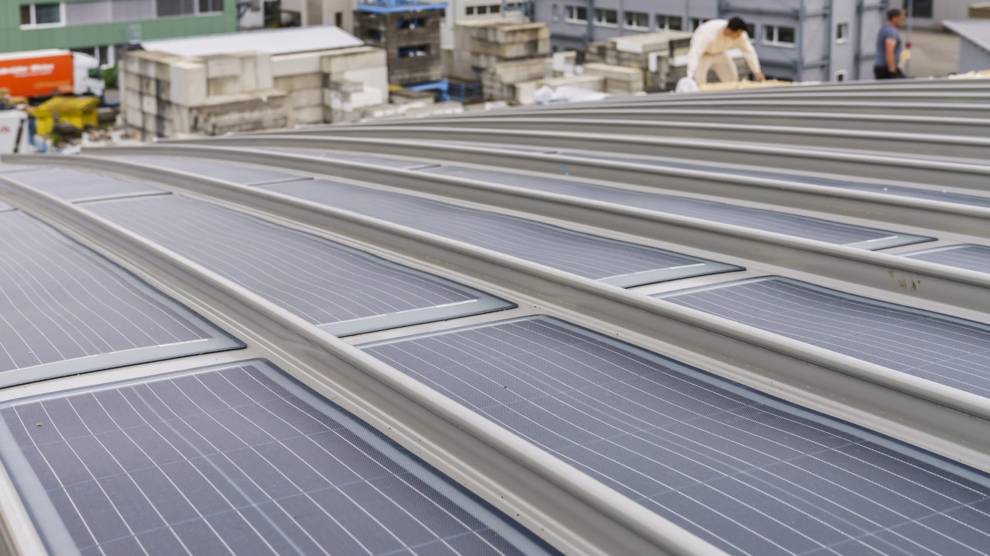 Modules solaires sur le toit de la Source de Lumière Synchrotron Suisse SLS.