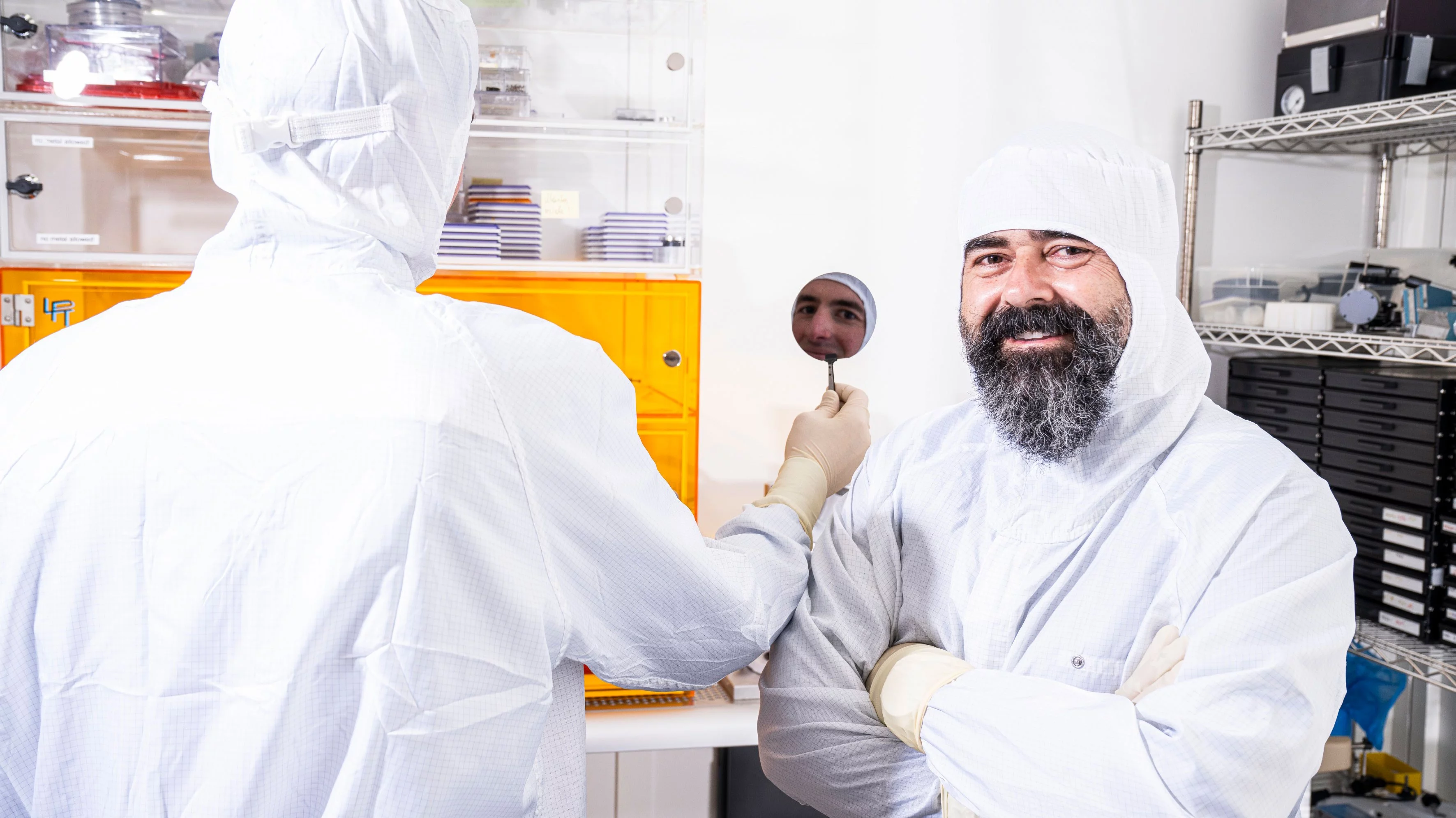 La surface d’un wafer en silicium est brillante et produit un reflet presque parfait, comme Iason Giannopoulos (à gauche) et Dimitrios Kazazis en font ici la démonstration. 