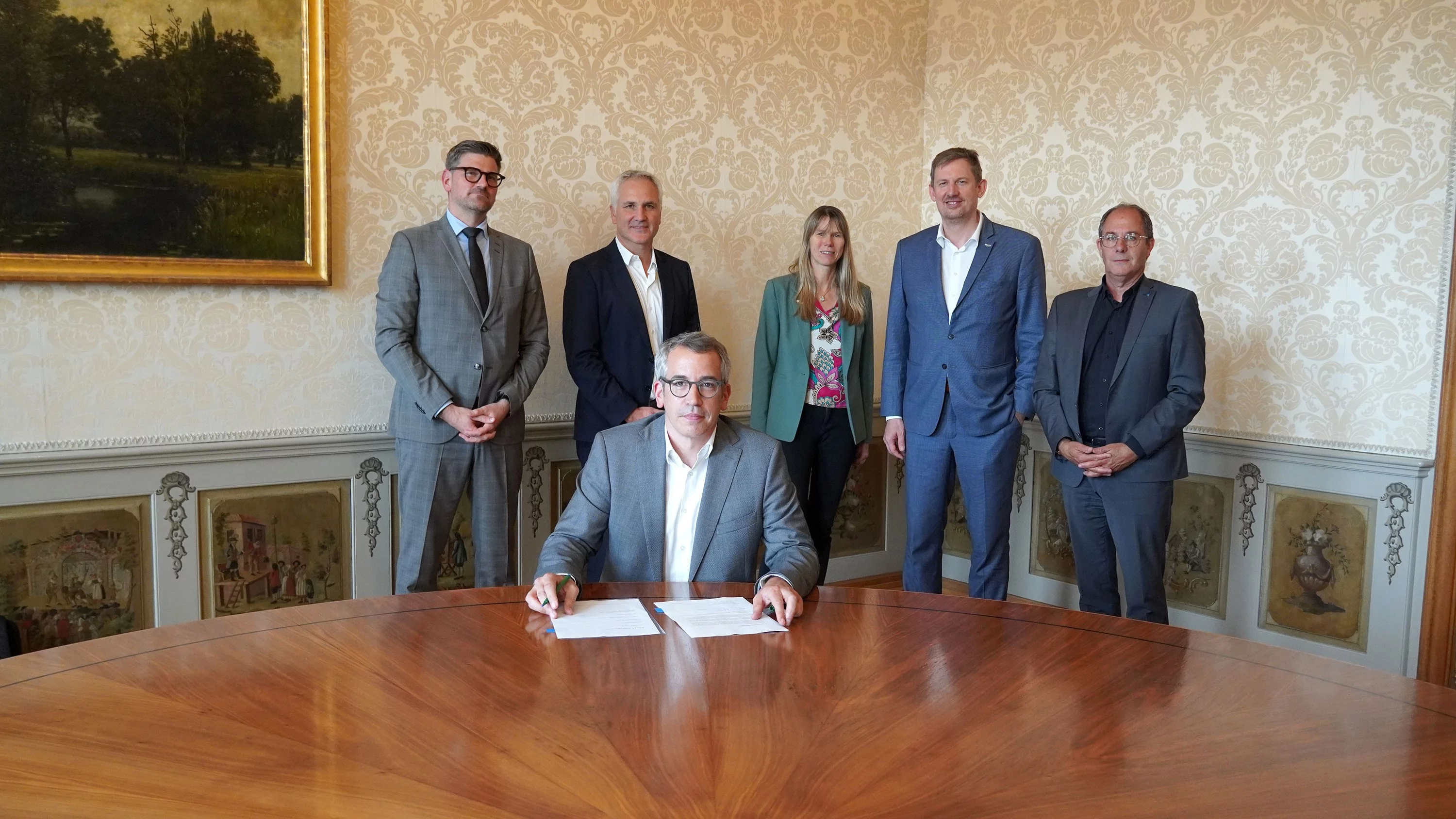 Christian Rüegg, directeur du PSI (devant), lors de la signature des statuts de l'association. Derrière, les représentants des autres membres fondateurs (de gauche à droite) : Michael Stettler (HKA), Philipp Schütz (KSA), Tanja Zimmermann (Empa), Christian Wolfrum (ETHZ), Adrian Schmitter (KSB). © Canton Aargau