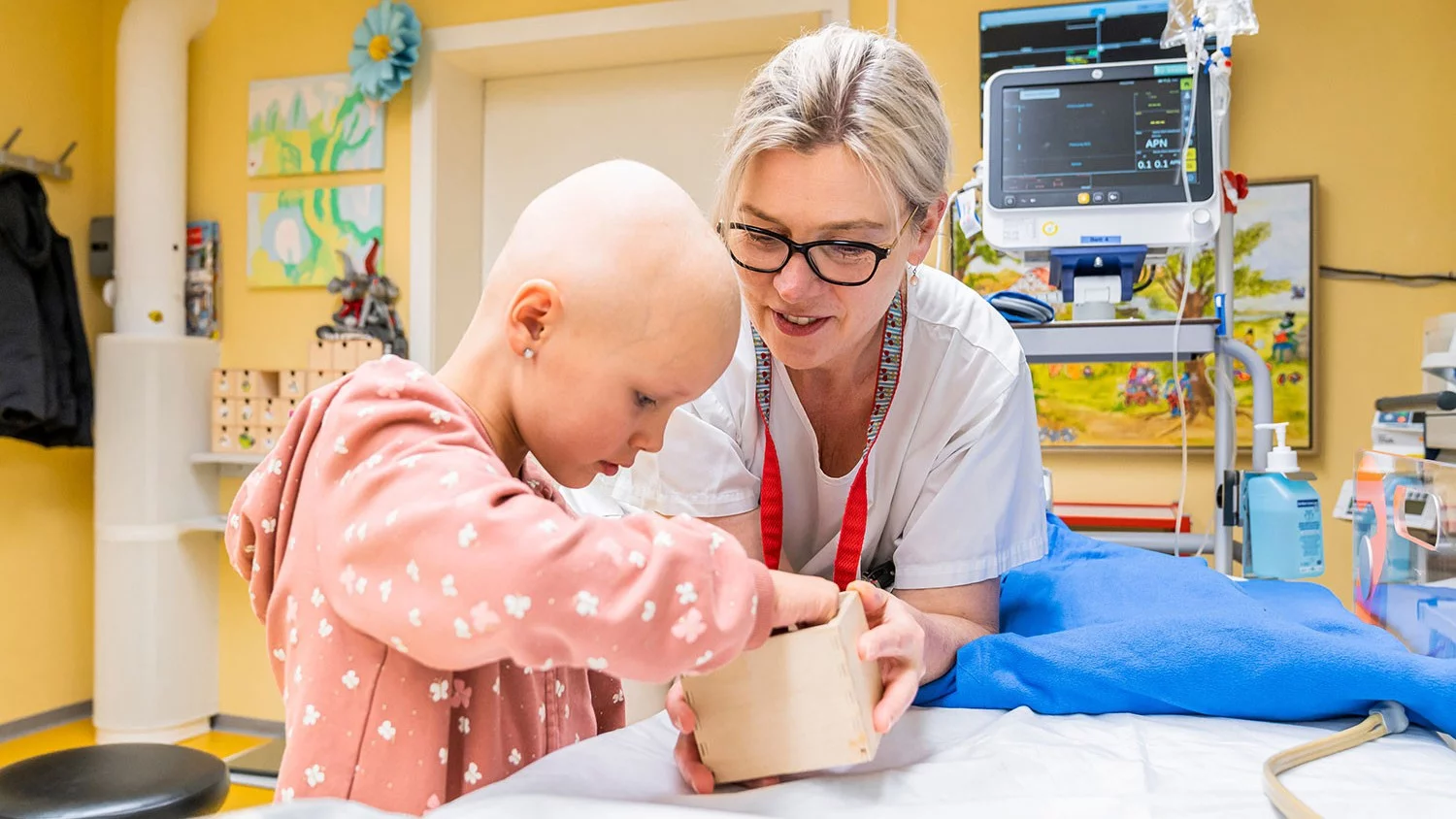 Thanks to thorough preparation and continuous support, children usually experience no anxiety when receiving radiation treatment at the PSI’s Centre for Proton Therapy.