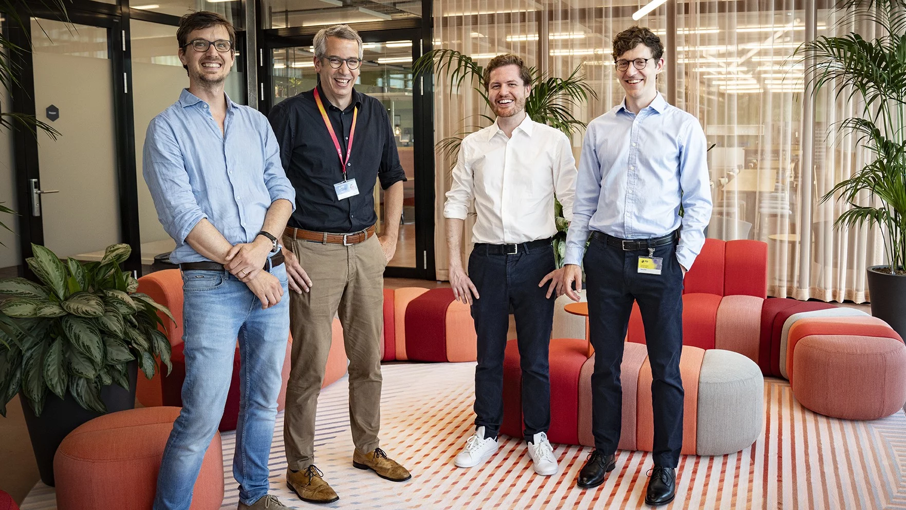 PSI-Forscher Bernhard Auchmann, PSI-Direktor Christian Rüegg, Proxima-Mitbegründer und COO Lucio Milanese, Proxima-Mitbegründer und Head of Engineering Martin Kubie (von links nach rechts) kurz nach der Unterzeichnung am Park Innovaare. 