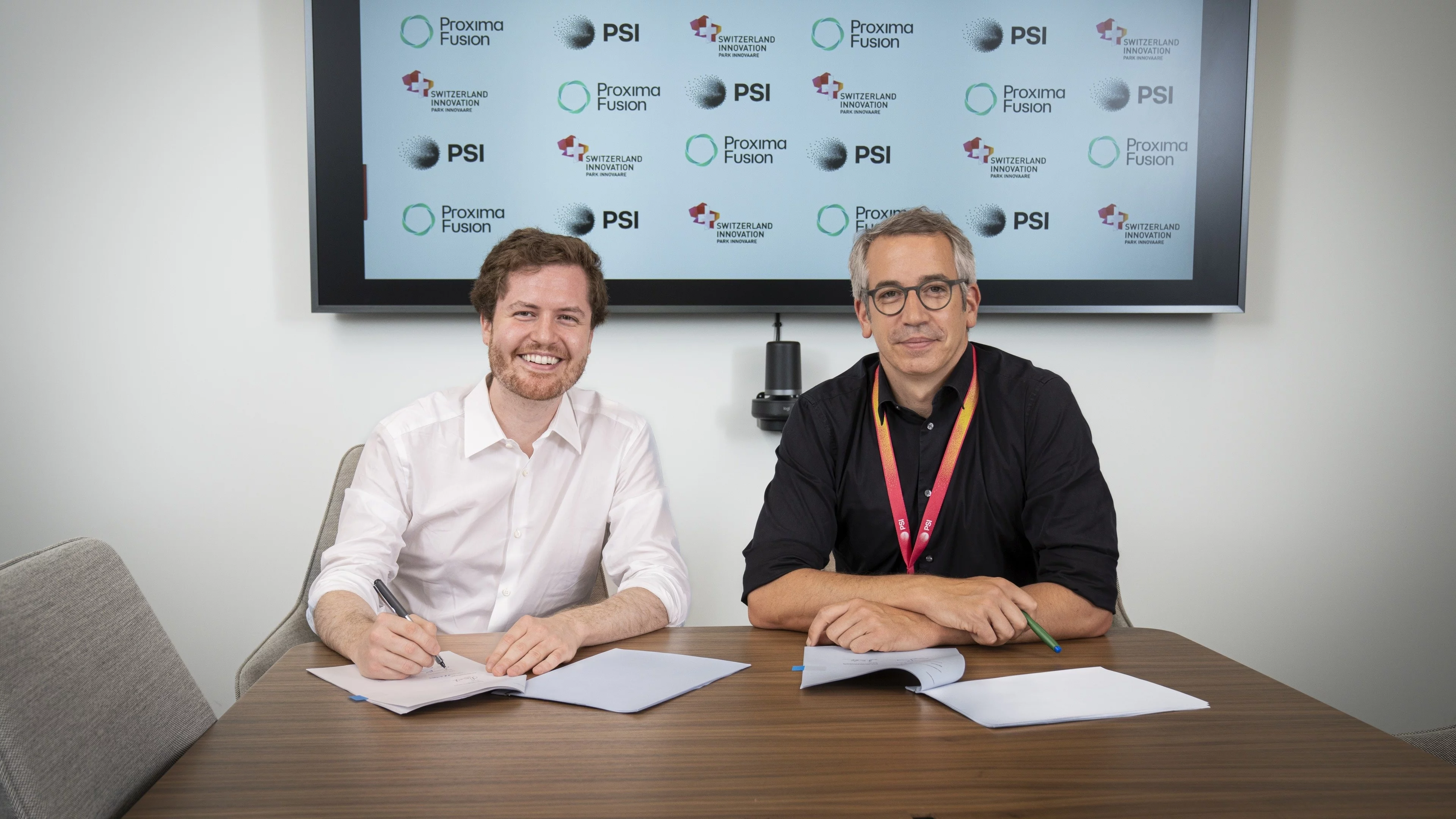 Proxima-Mitbegründer und COO Lucio Milanese (links) und PSI-Direktor Christian Rüegg bei der Unterzeichnung des Rahmenvertrags.