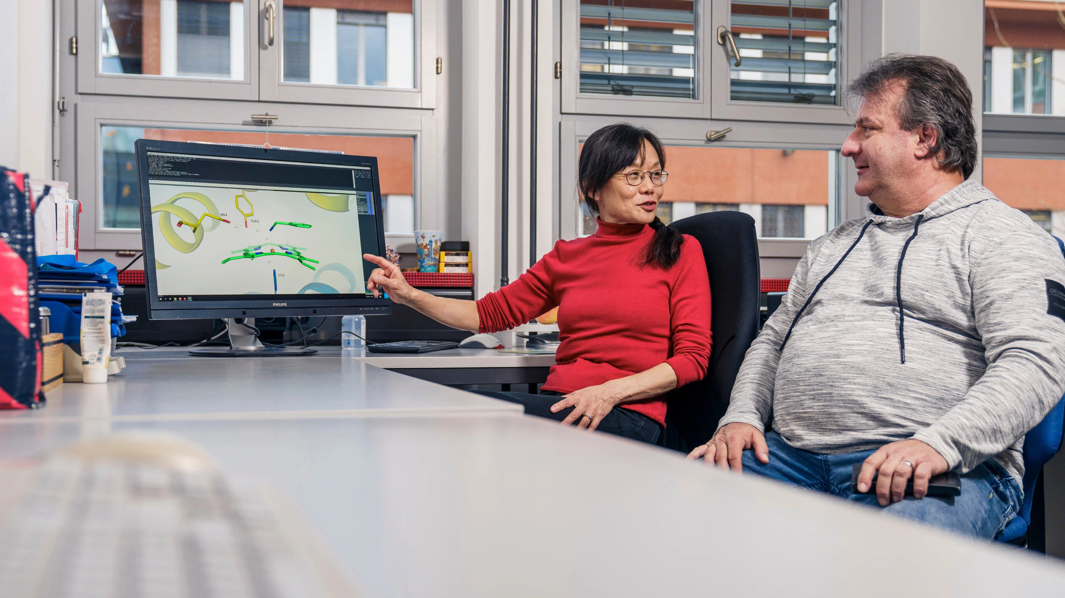 Xiaodan Li and Richard Kammerer have characterised an enzyme for the first time that could become an important tool for the circular economy. The monitor shows a schematic representation of the key part of the active centre of this enzyme.