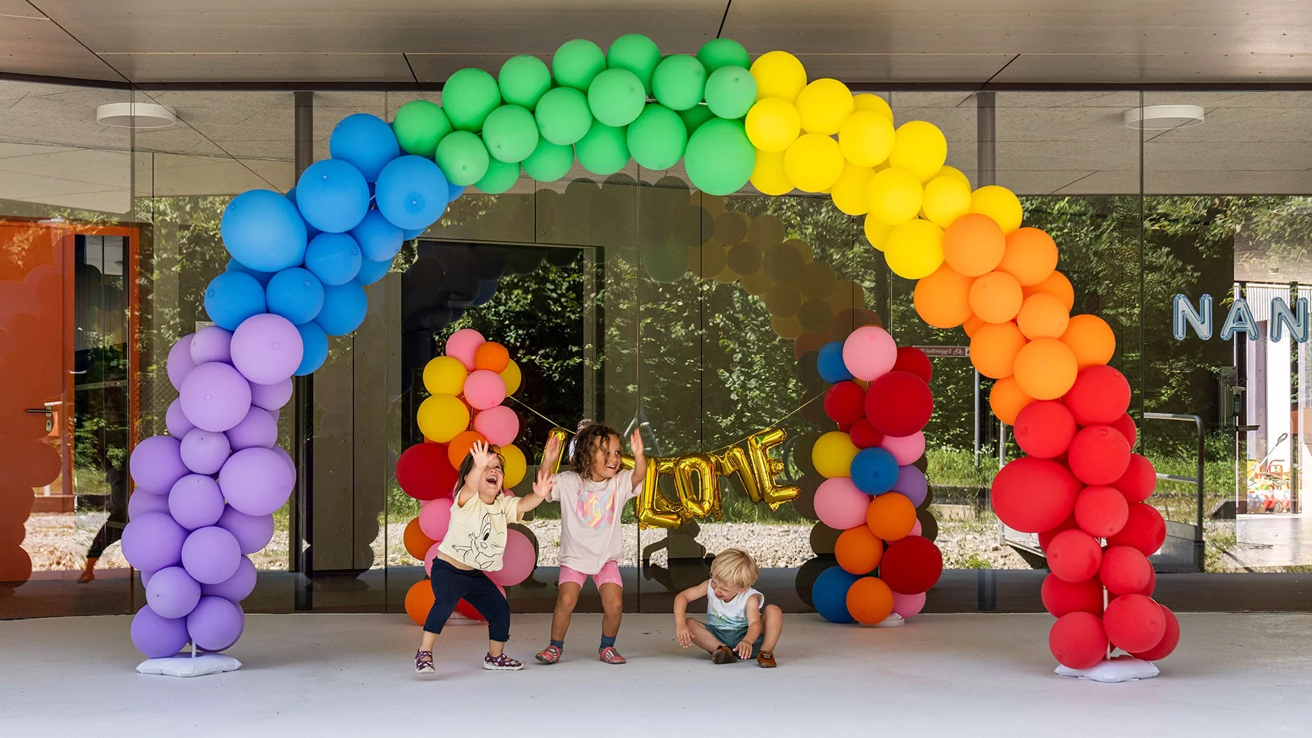 Pour la réouverture de la crèche sur le campus du PSI, il y avait des ballons colorés – et des enfants joyeux de la crèche!
