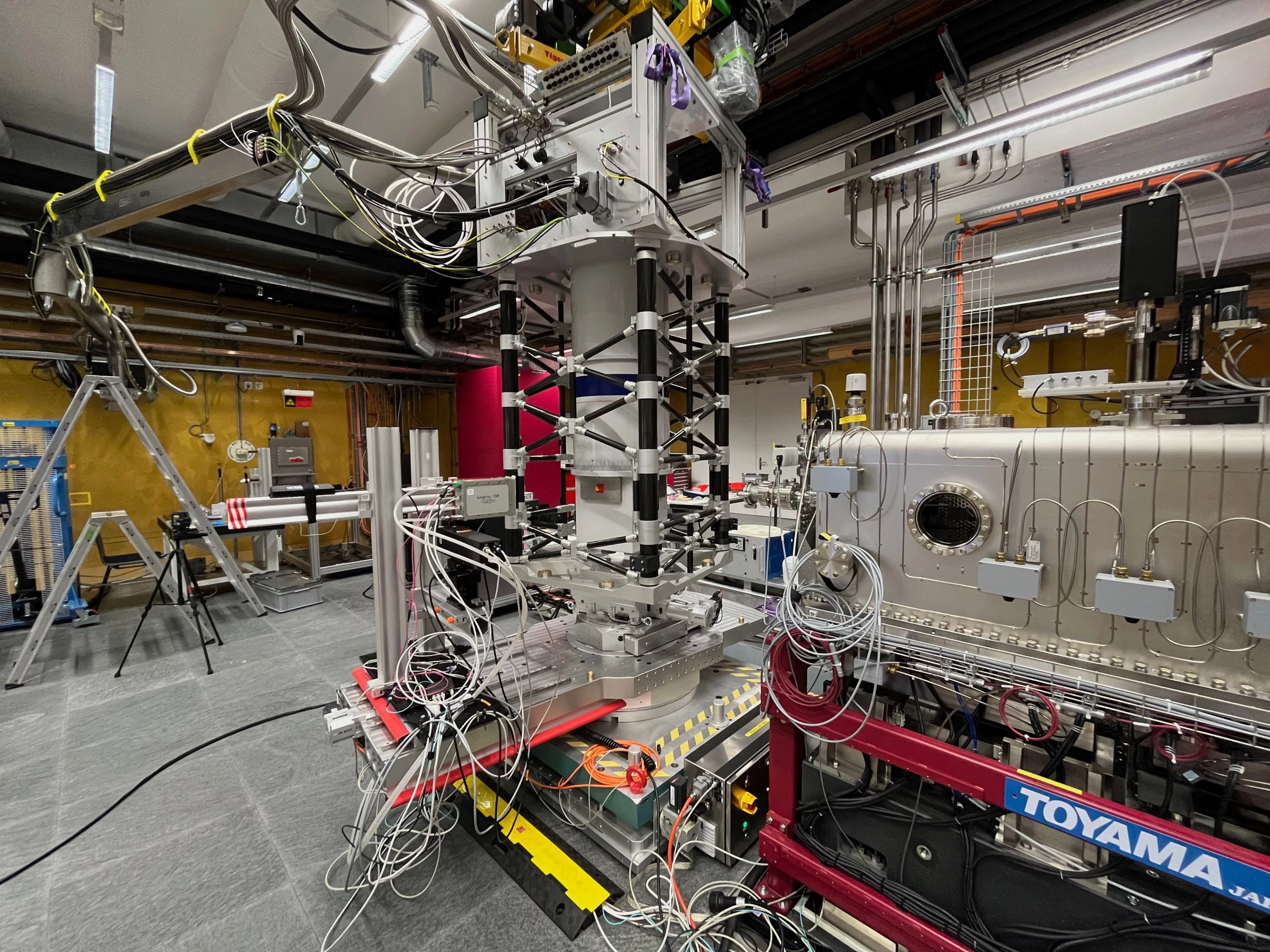 Ultralow-T Vectormagnet instrument on the heavy-load diffractometer.