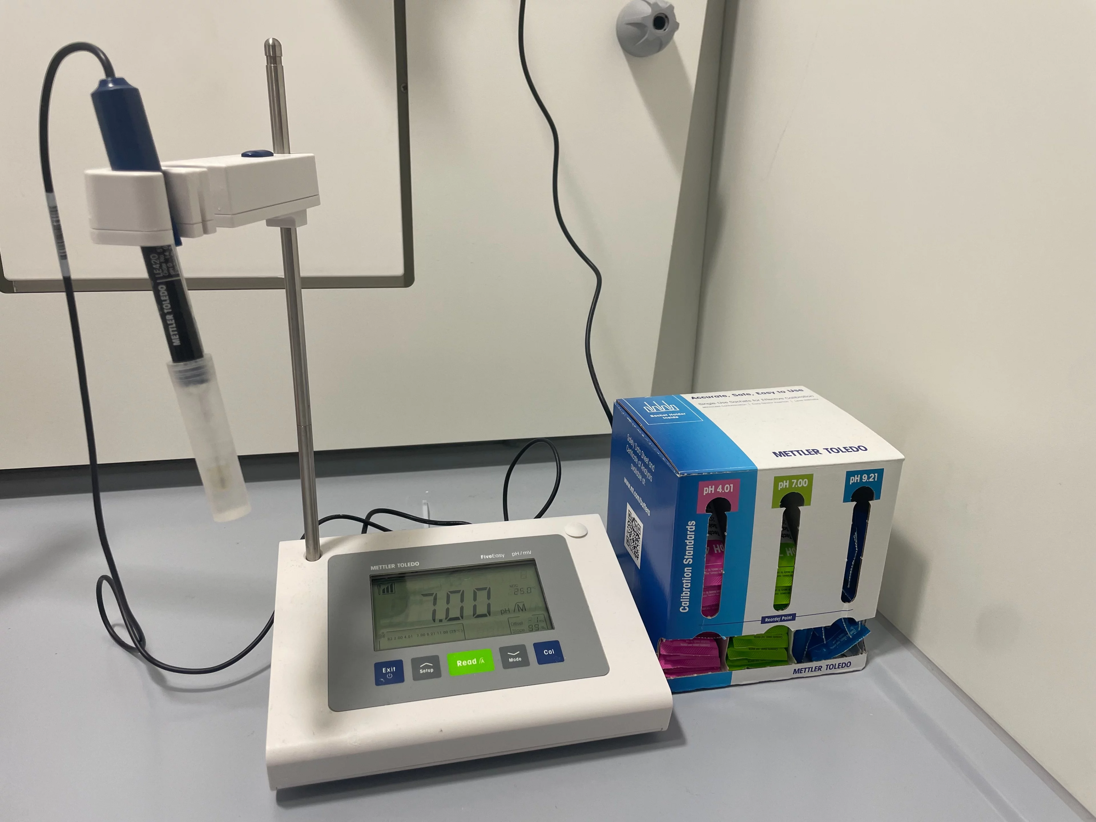 Digital screen with pH probe and box with multicoloured sachets