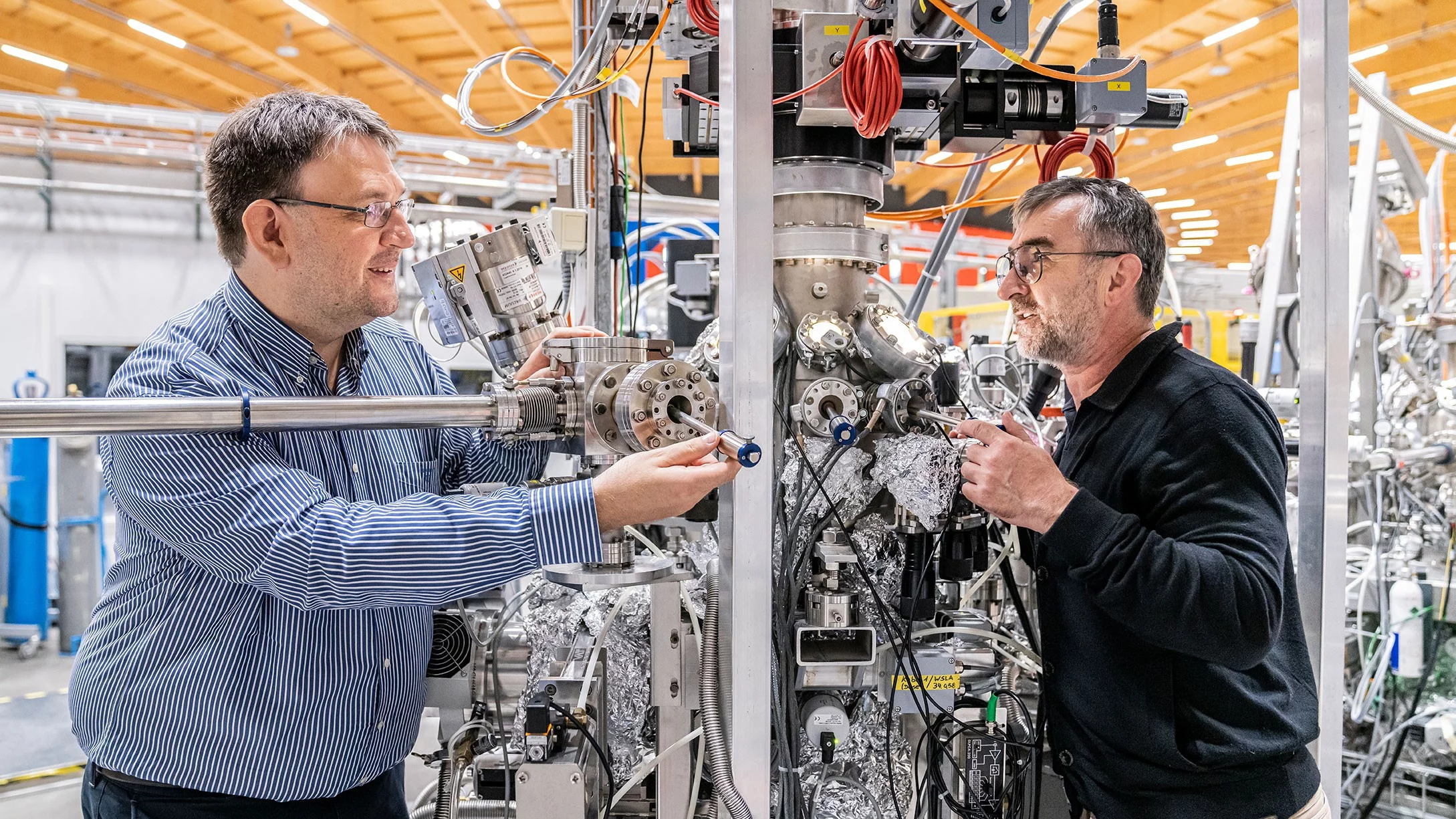 Thorsten Schmitt (left) and Milan Radovic at their experimental station at the Swiss Light Source SLS. 
