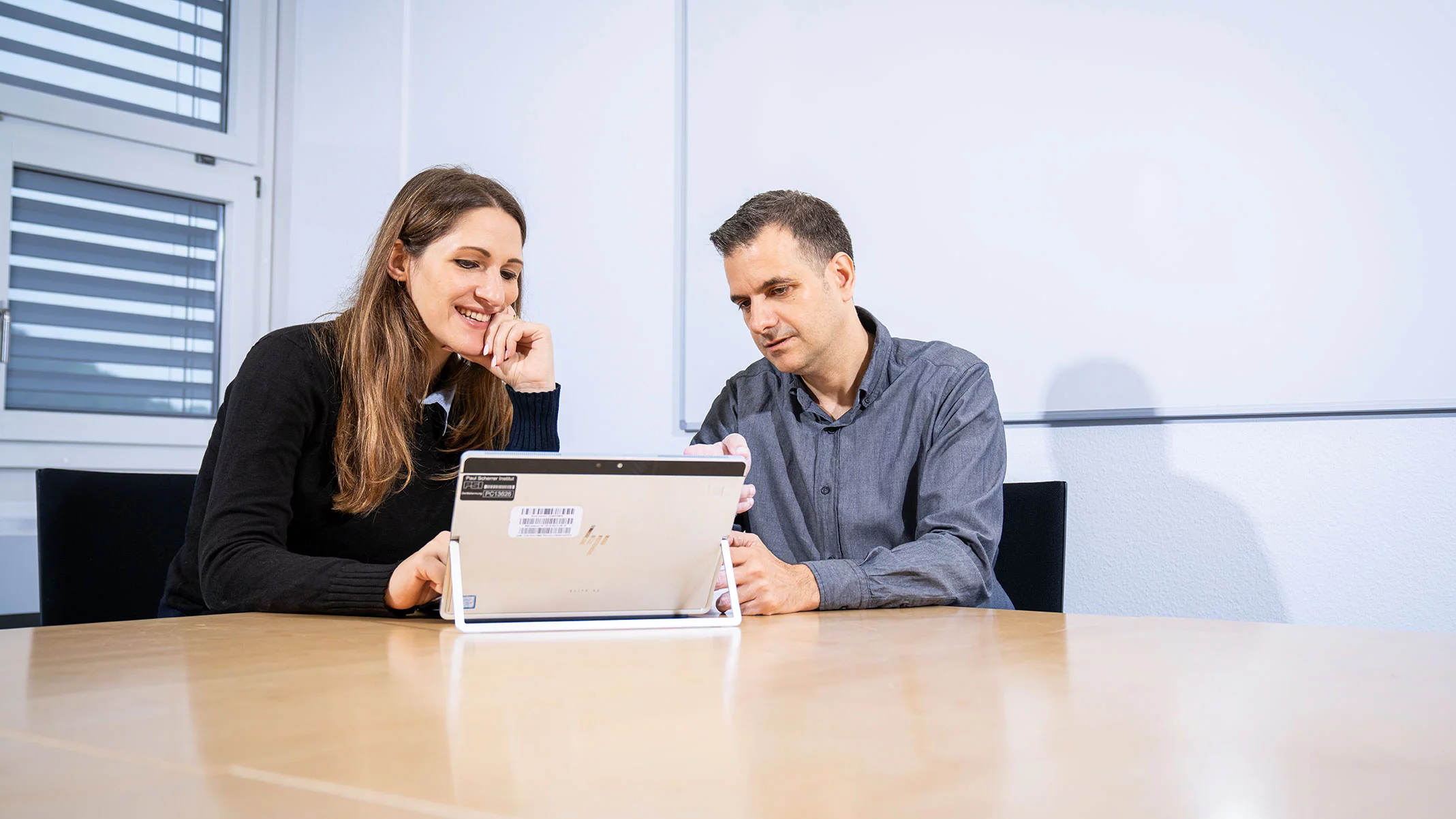 Die Digitalisierung hilft beim Energiesparen. Lidia Stermieri (links), ehemalige PSI-Doktorandin, und Evangelos Panos (rechts) haben in Zusammenarbeit mit Forschenden der ETH Zürich in einem aufwendigen Rechenmodell gezeigt, dass «digitale Lifestyles» im Jahr 2050 gegenüber 2020 zehn bis zwanzig Prozent Energie einsparen. 