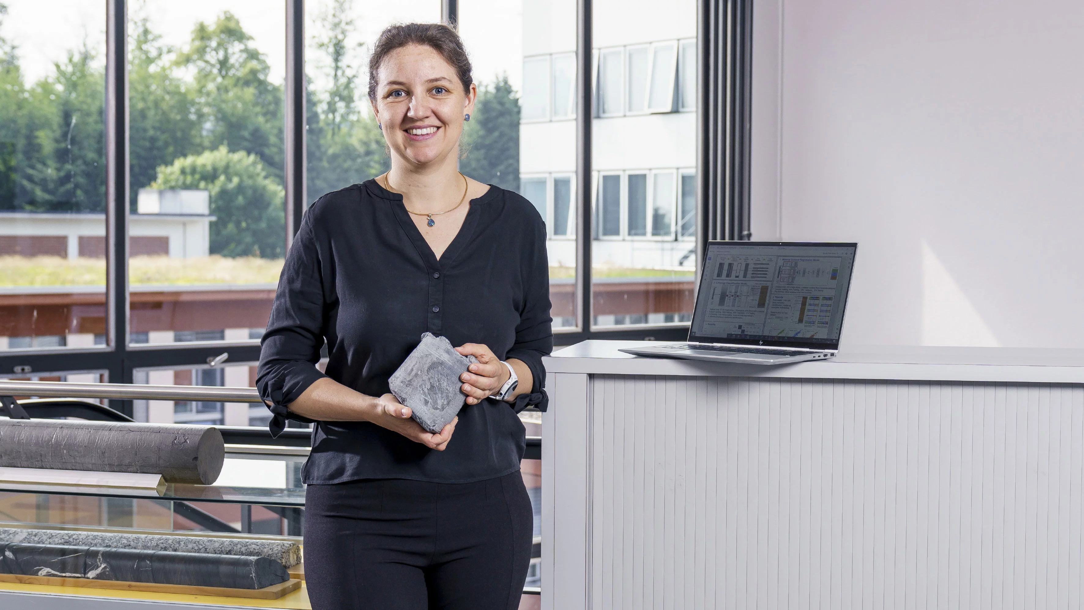 À l’aide de l’intelligence artificielle, Romana Boiger améliore la mesure des couches terrestres profondes et l’évaluation des carottes de forage. 