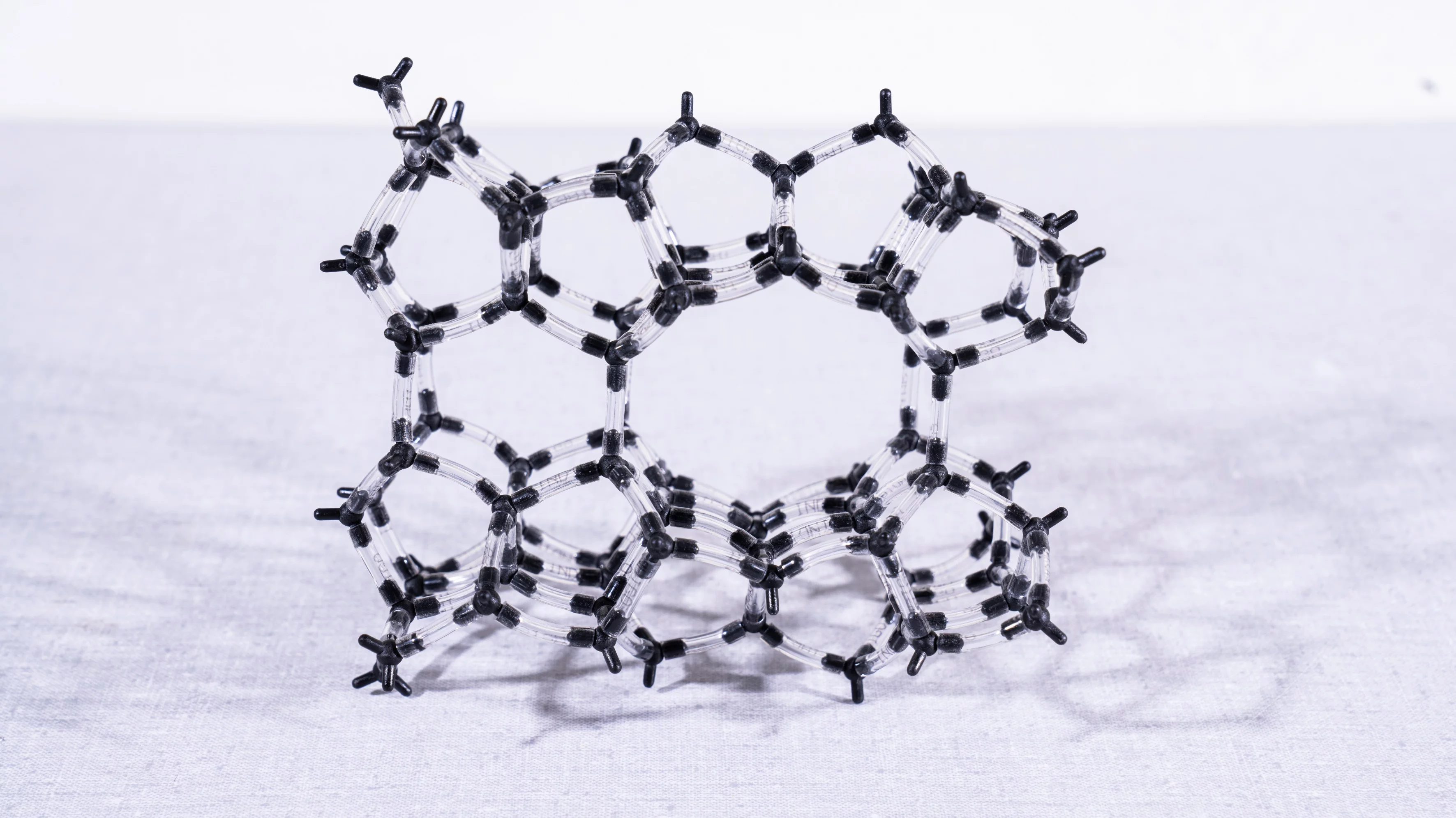 Un modello del catalizzatore a base di zeolite: le sfere nere rappresentano gli atomi di silicio o di alluminio (c'è un atomo di alluminio per ogni 9 atomi di silicio circa), mentre i pezzi di collegamento trasparenti contengono ciascuno un atomo di ossigeno come ponte
