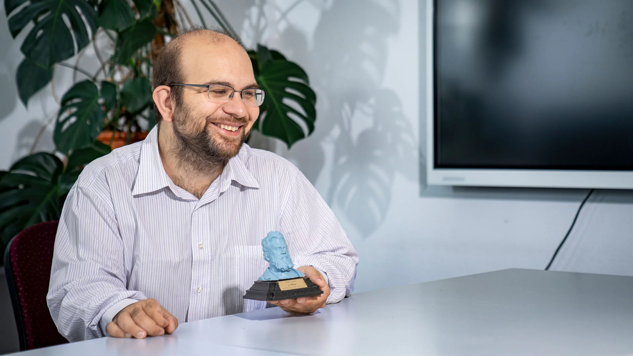 Athanasios Mokos avec le trophée qui lui a été décerné pour son exposé, arrivé en première place lors de la conférence Discrete Simulation of Fluid Dynamics (DSFD) à Zurich. Le buste est à l’effigie de Ludwig Blotzmann, célèbre physicien autrichien et auteur de travaux pionniers dans le domaine de la physique statistique. C’est sur ces travaux que se basent ceux d’Athanasios Mokos. © Institut Paul Scherrer PSI/Mahir Dzambegovic