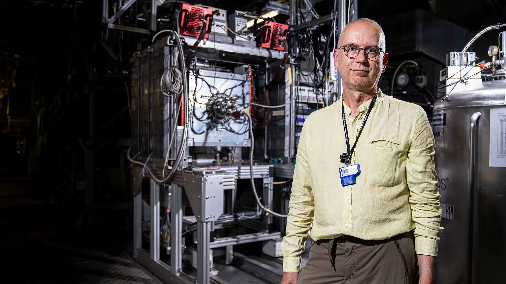 To obtain a complete picture of the magnetic properties of this new material, Andreas Suter bombarded the sample in his laboratory with muons from the Swiss Muon Source SμS at PSI.