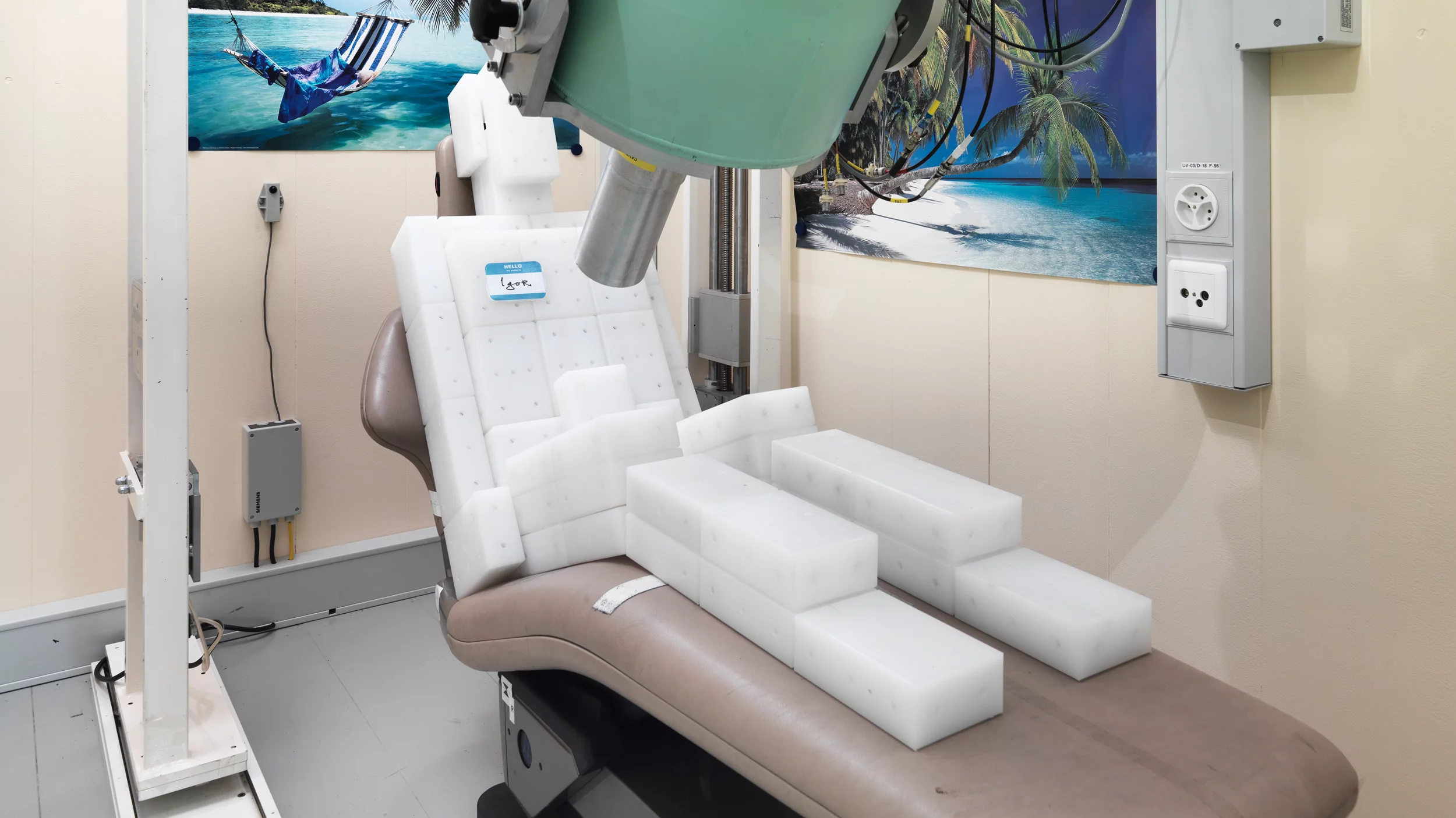 Das 'personenähnliche Phantom' IGOR dient zur Kalibrierung des Ganzkörperzählers. Mit diesem empfindlichen Detektor kann festgestellt werden, ob radioaktive Substanzen in den Körper aufgenommen wurden.(Bild: Scanderbeg Sauer Photography)