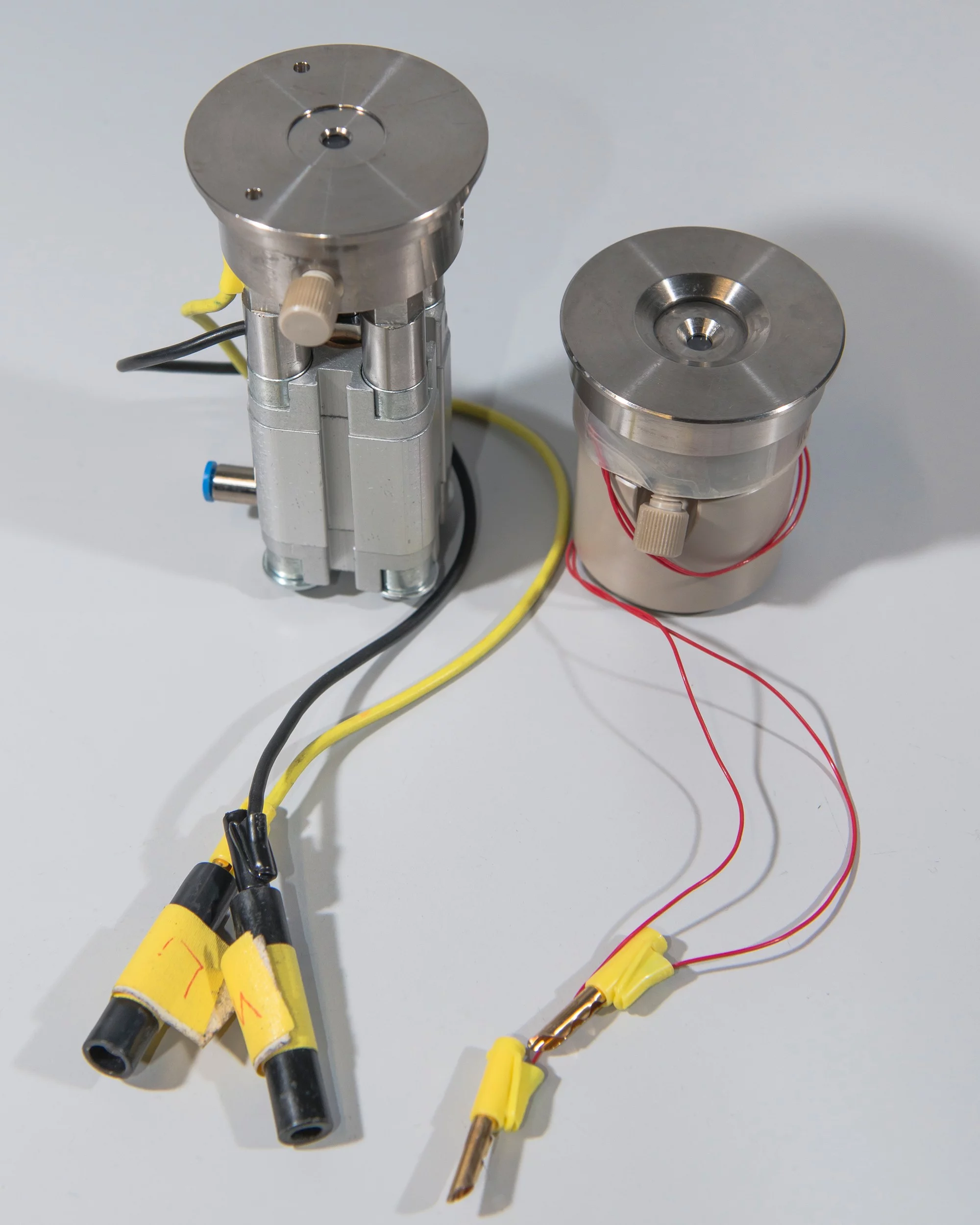 Cellule électrochimique, chauffée pour la mesure par spectroscopie Raman.